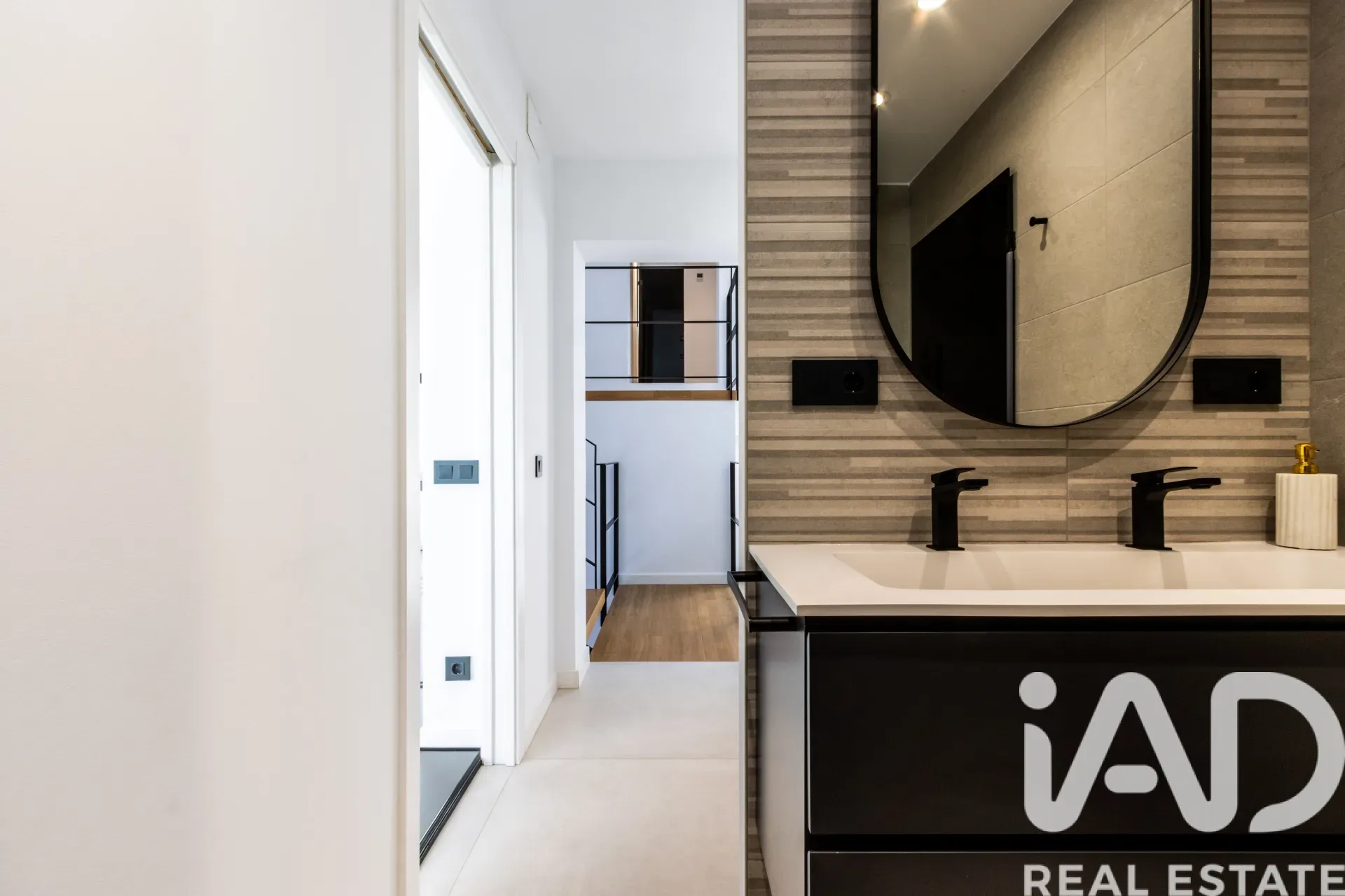 Modern 5-Bedroom House with Pool and Garden in Les Franqueses del Vallès - View image 23 of 39