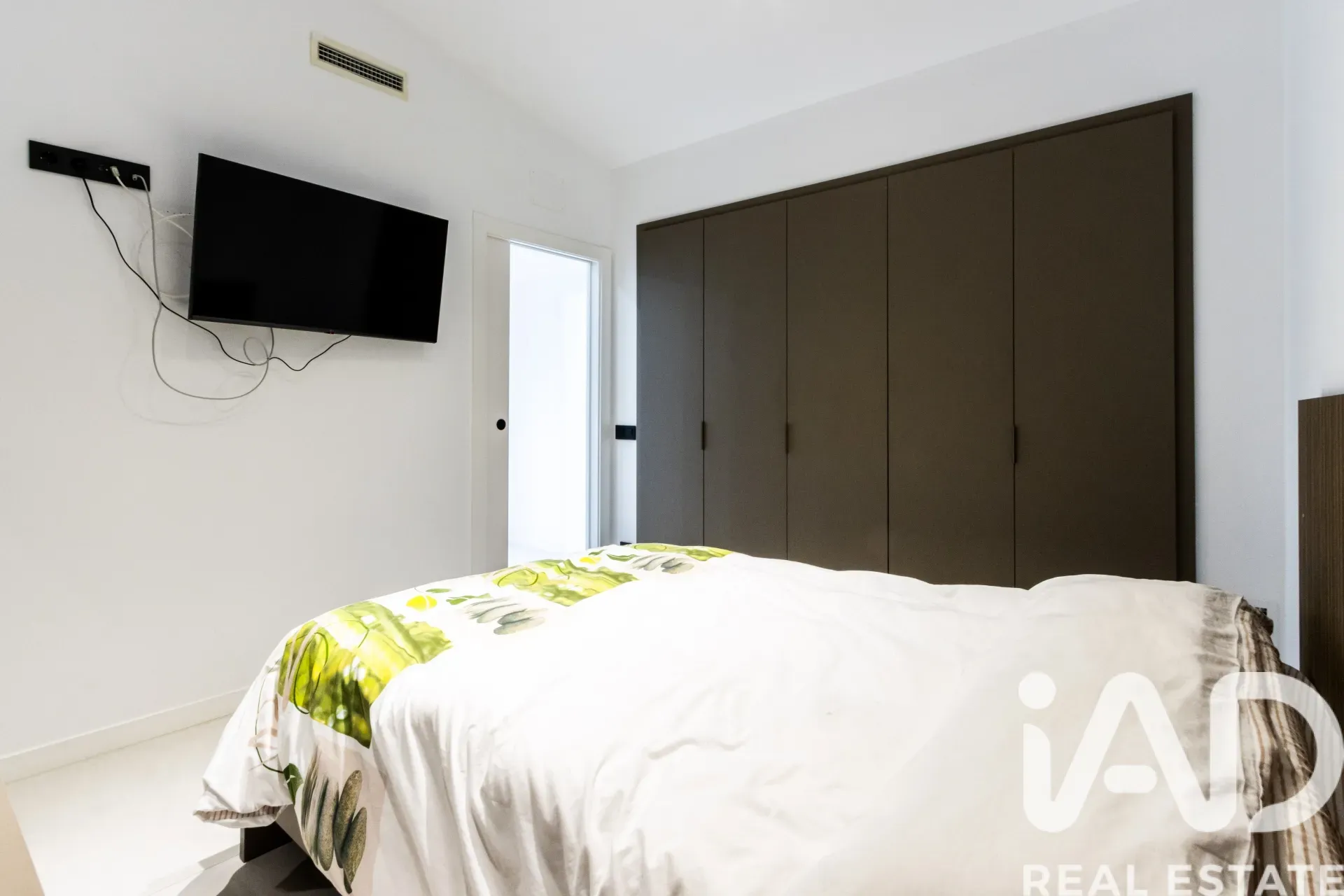 Modern 5-Bedroom House with Pool and Garden in Les Franqueses del Vallès - View image 28 of 39