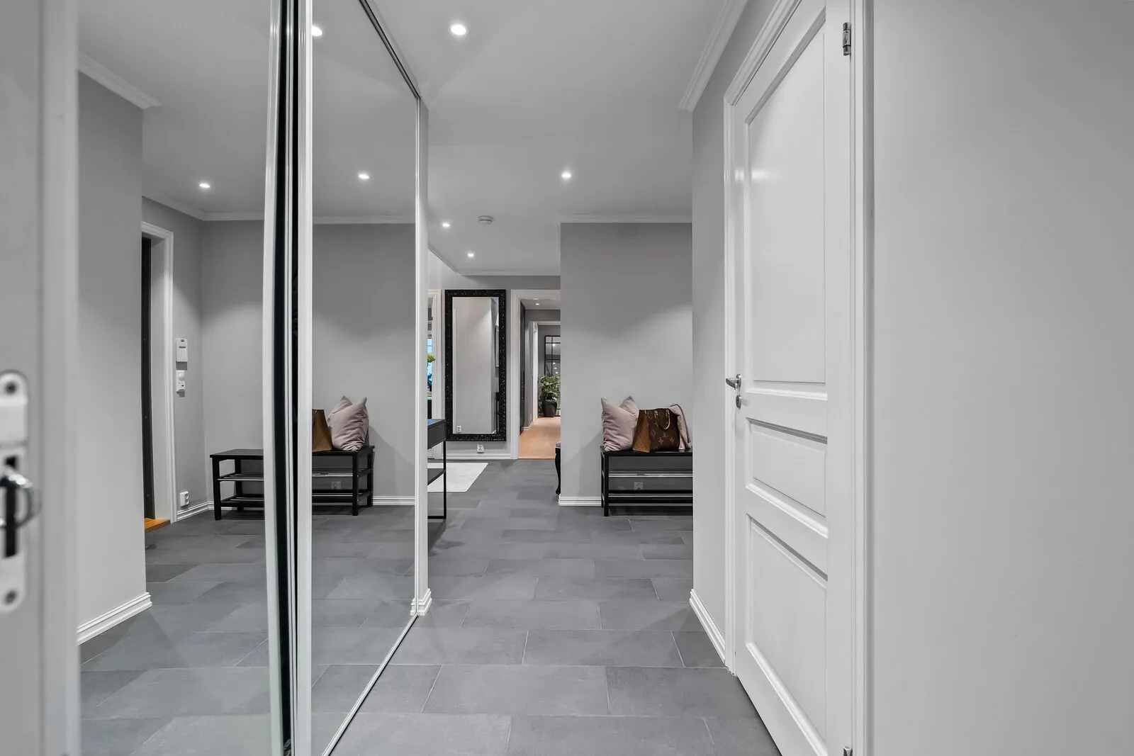 1996 Family Home with Modern Upgrades and Garden in Strømmen, Norway - View image 23 of 44