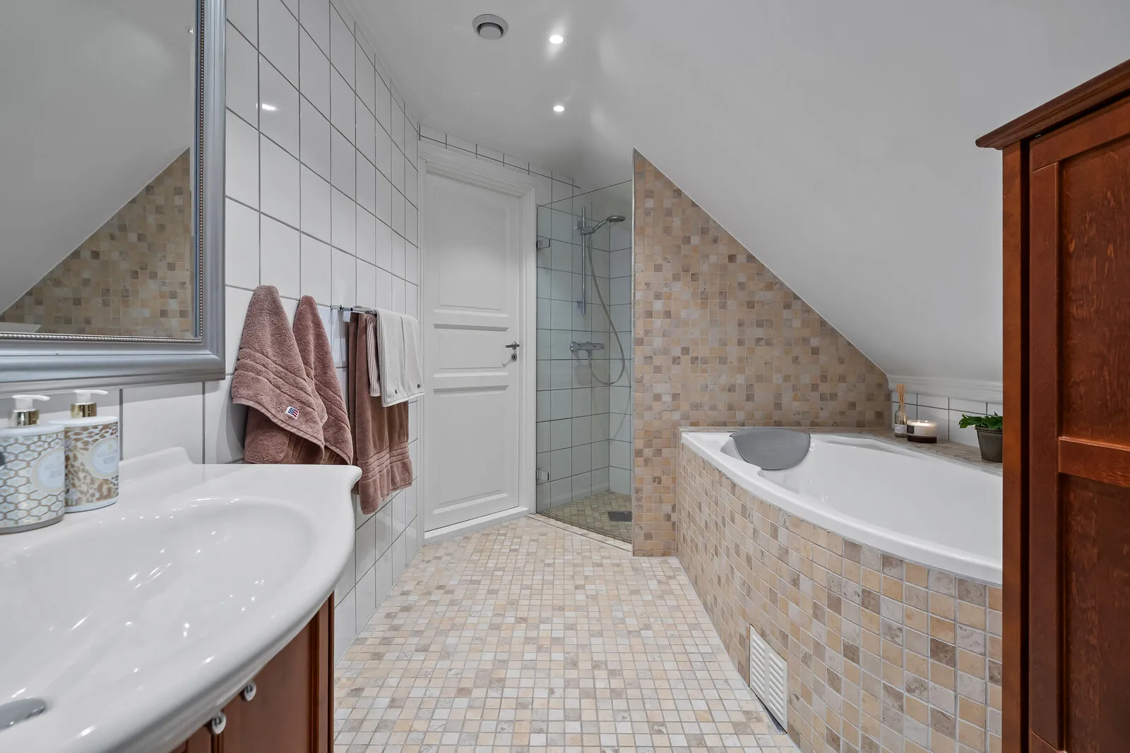 1996 Family Home with Modern Upgrades and Garden in Strømmen, Norway - View image 29 of 44