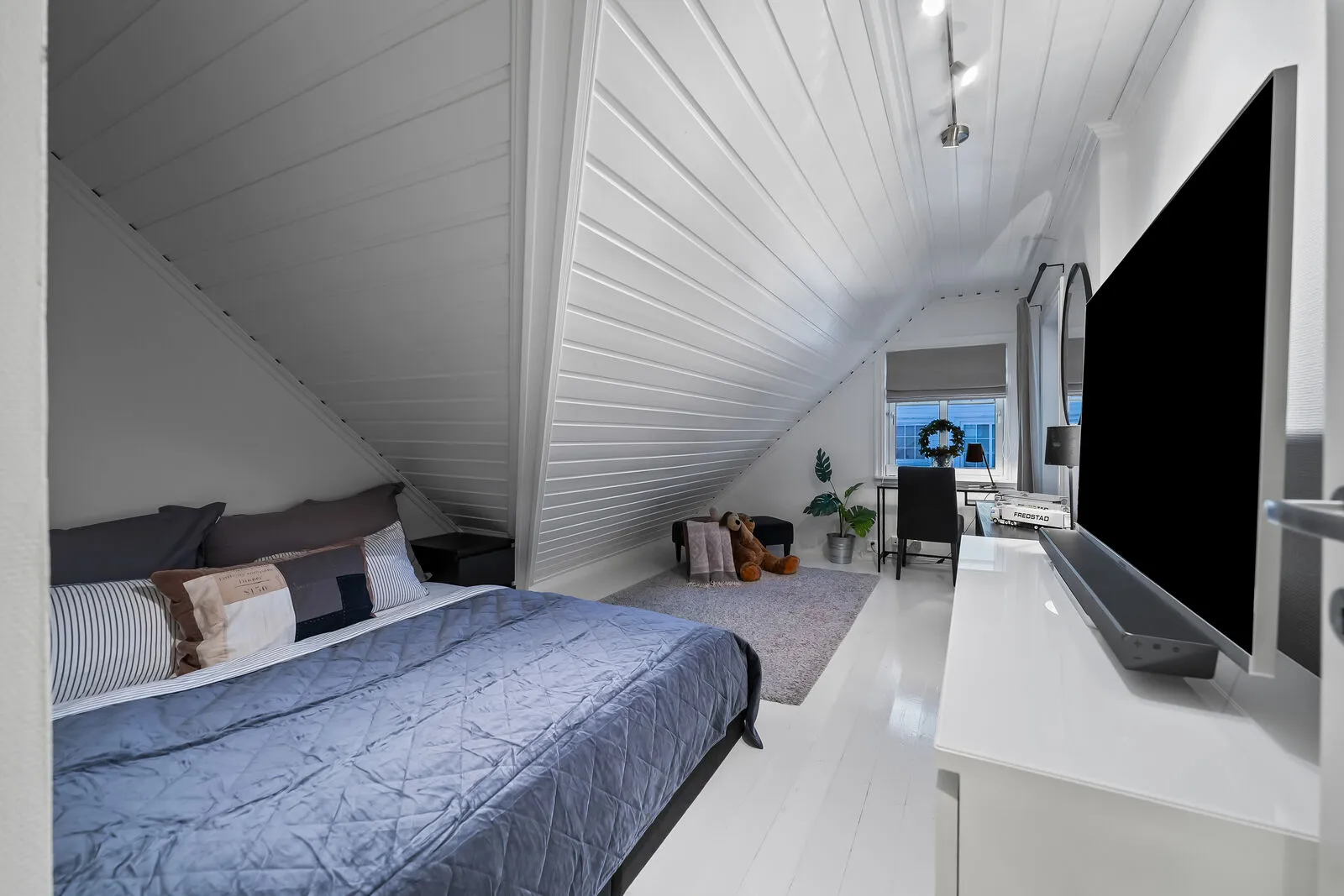 1996 Family Home with Modern Upgrades and Garden in Strømmen, Norway - View image 34 of 44