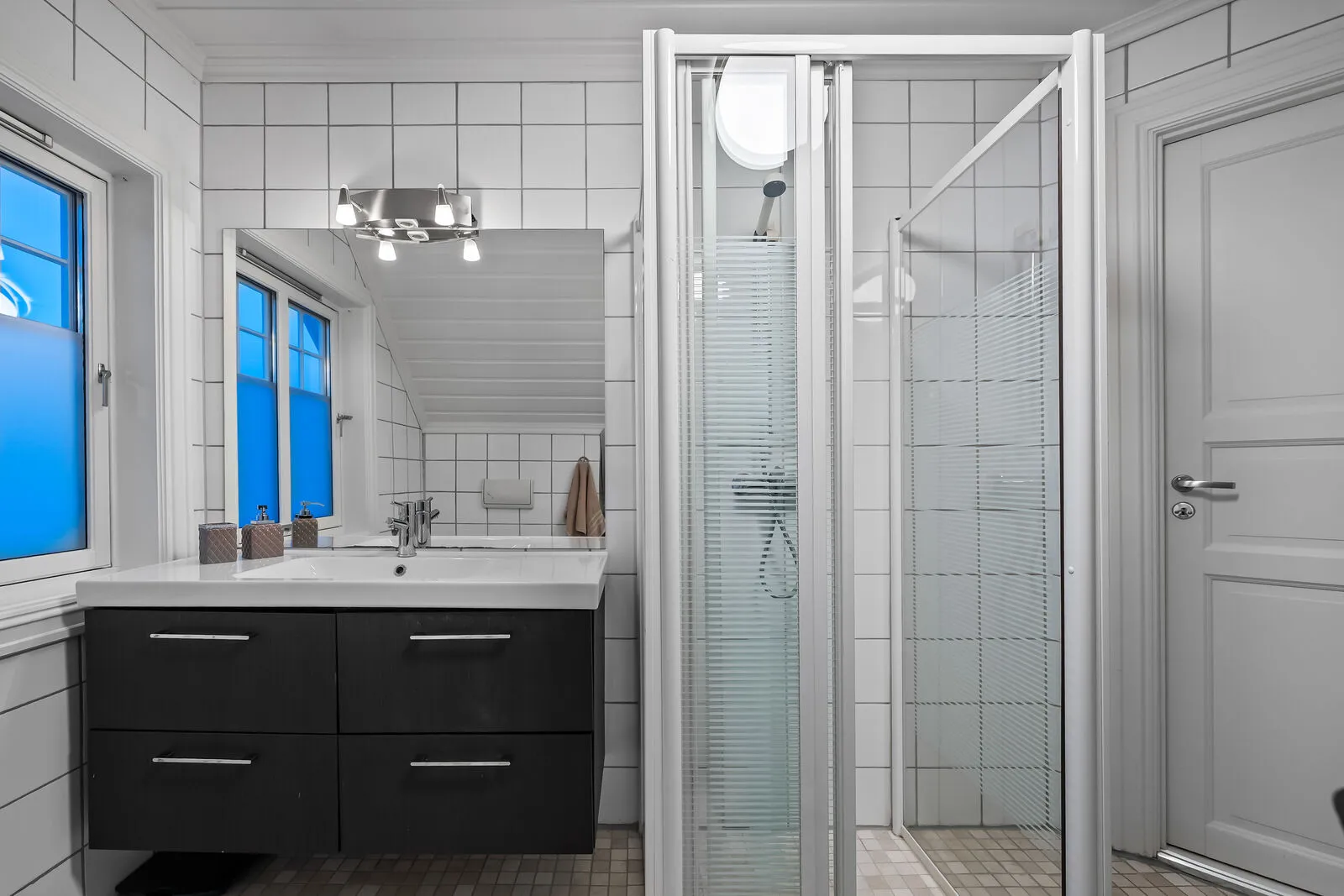 1996 Family Home with Modern Upgrades and Garden in Strømmen, Norway - View image 36 of 44