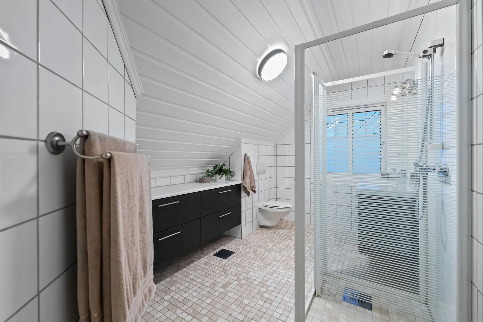 1996 Family Home with Modern Upgrades and Garden in Strømmen, Norway - View image 37 of 44