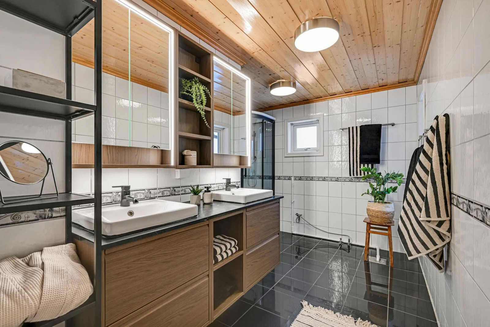 Contemporary 4-Bedroom Family Home with Solar Panels and Fjord View in Horten - View image 18 of 41