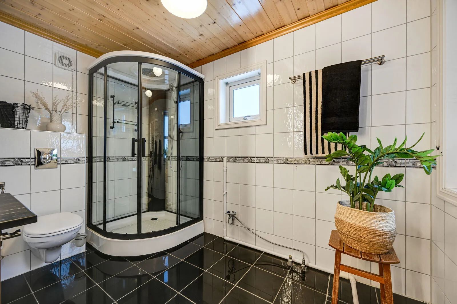 Contemporary 4-Bedroom Family Home with Solar Panels and Fjord View in Horten - View image 19 of 41