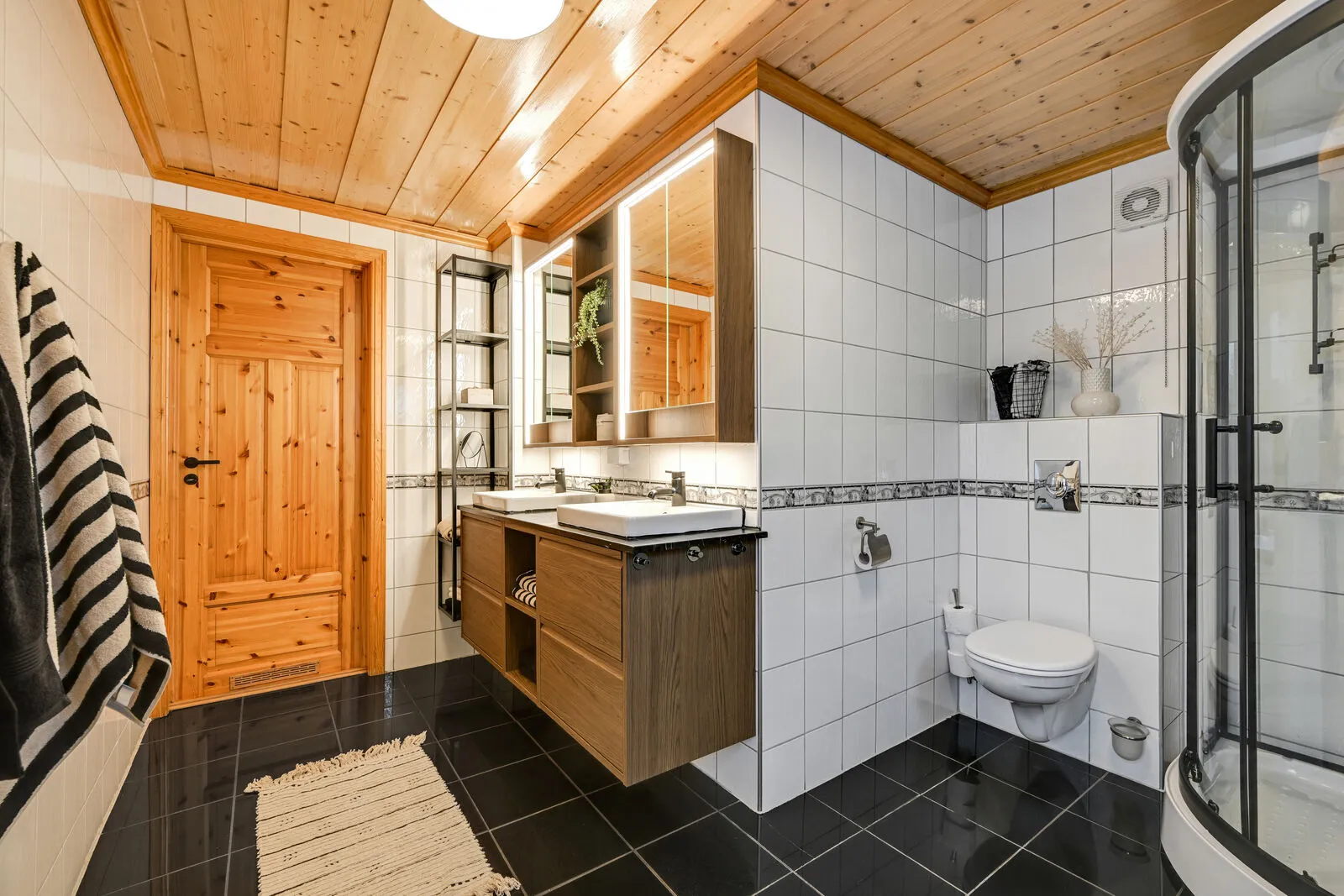 Contemporary 4-Bedroom Family Home with Solar Panels and Fjord View in Horten - View image 20 of 41