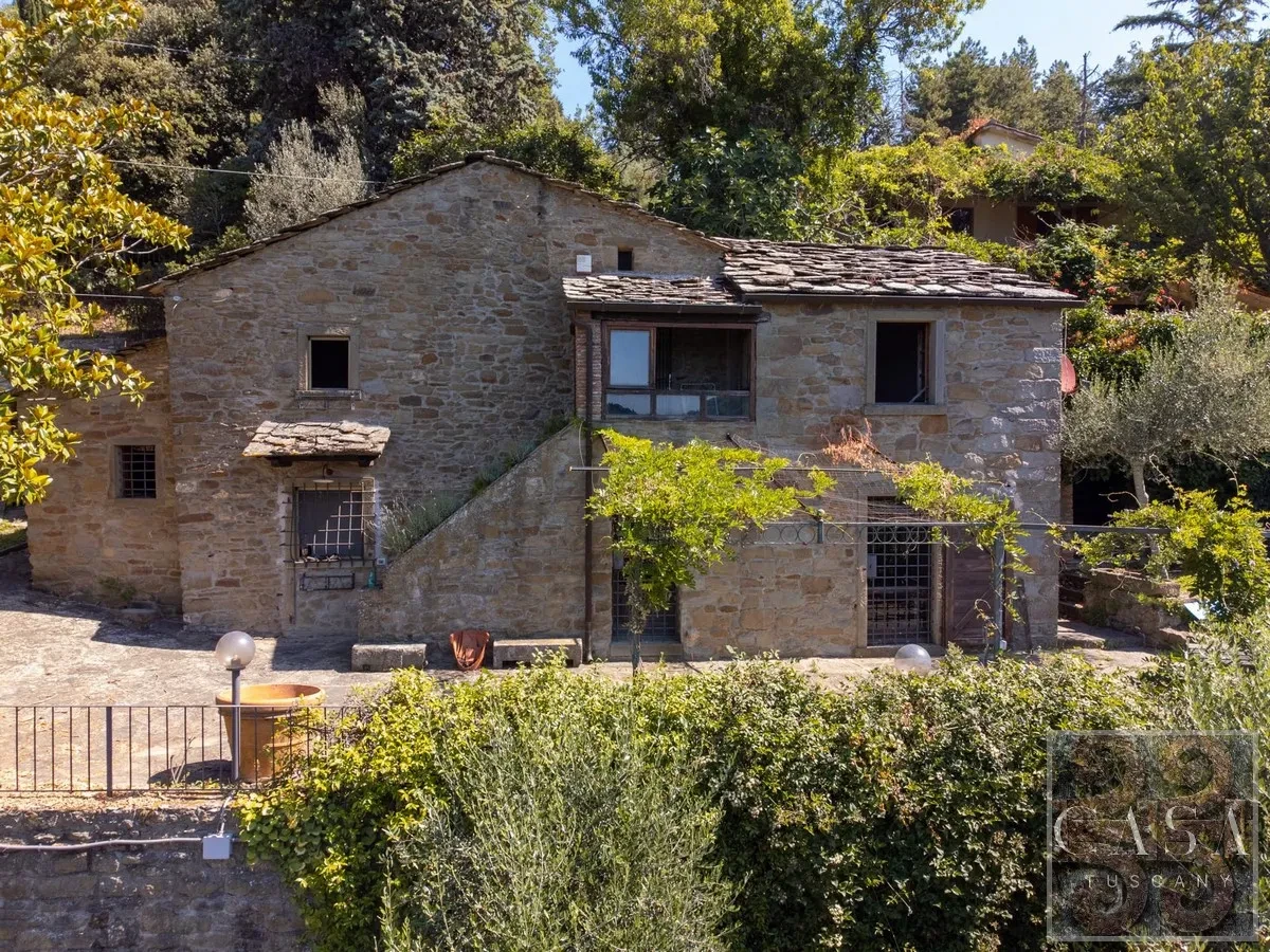 Tuscan Farmhouse with Expansive Gardens and Pool near Cortona - Image 1