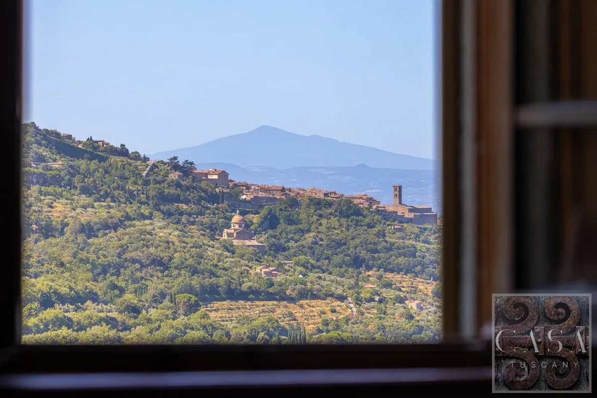 Tuscan Farmhouse with Expansive Gardens and Pool near Cortona - Image 2
