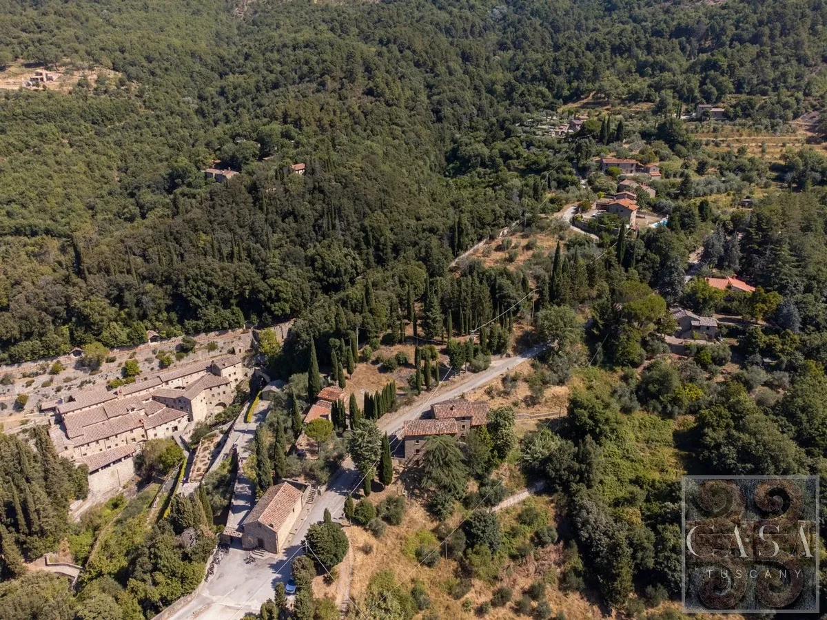 Tuscan Farmhouse with Expansive Gardens and Pool near Cortona - Image 3