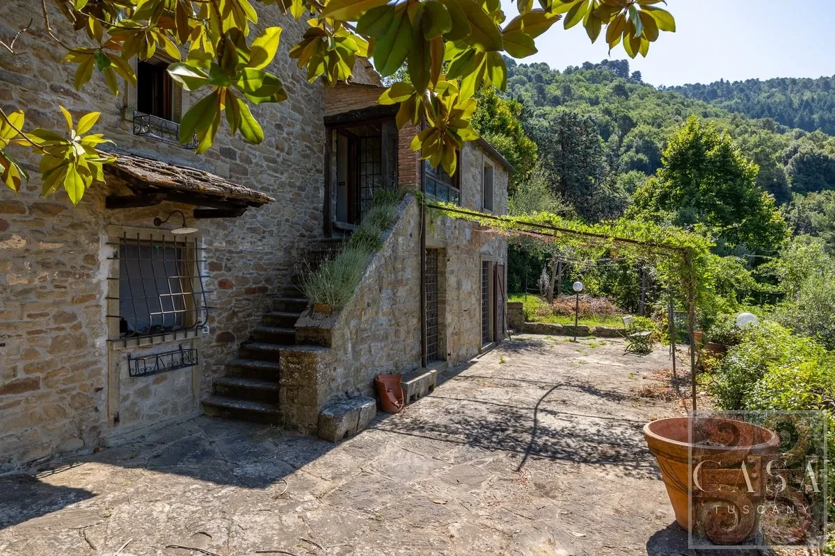 Tuscan Farmhouse with Expansive Gardens and Pool near Cortona - Image 5