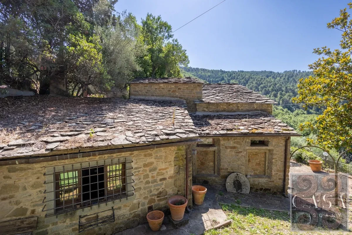 Tuscan Farmhouse with Expansive Gardens and Pool near Cortona - View image 6 of 30