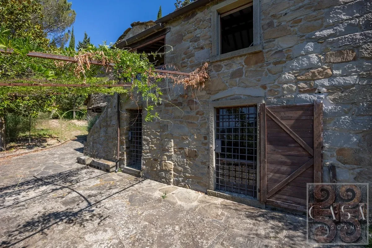 Tuscan Farmhouse with Expansive Gardens and Pool near Cortona - View image 7 of 30