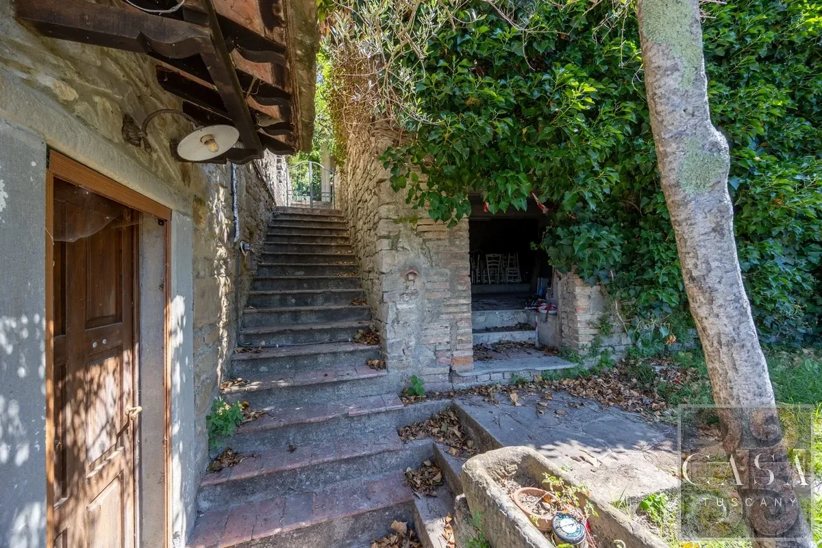 Tuscan Farmhouse with Expansive Gardens and Pool near Cortona - View image 8 of 30