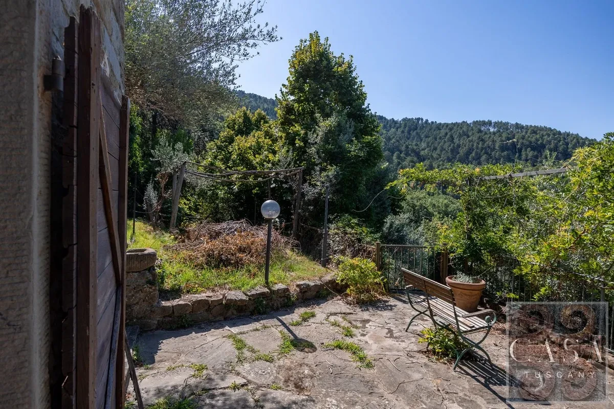 Tuscan Farmhouse with Expansive Gardens and Pool near Cortona - View image 9 of 30