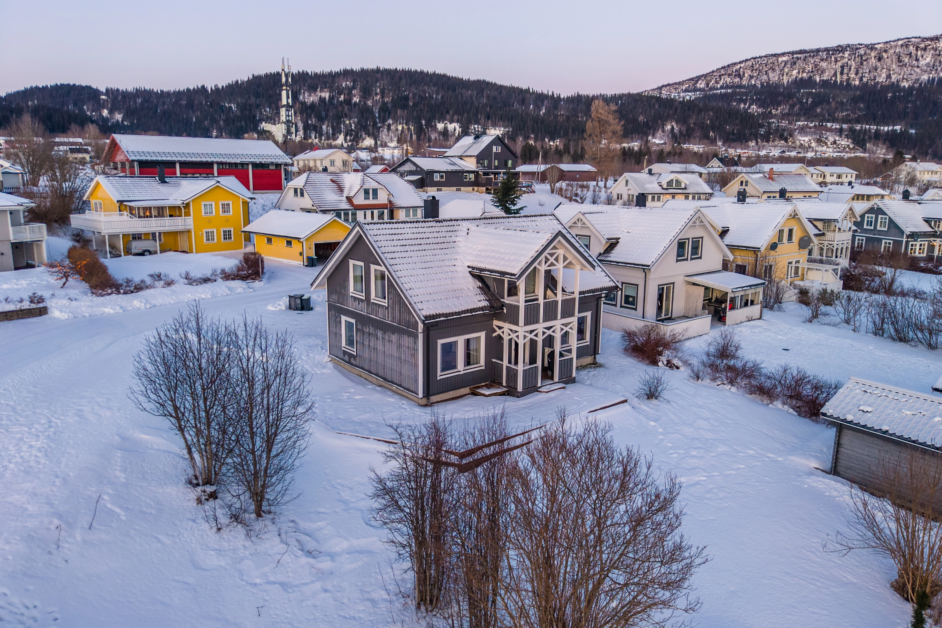 Casa familiar de 3 dormitorios con jardín y terraza en Mo i Rana - Image 1