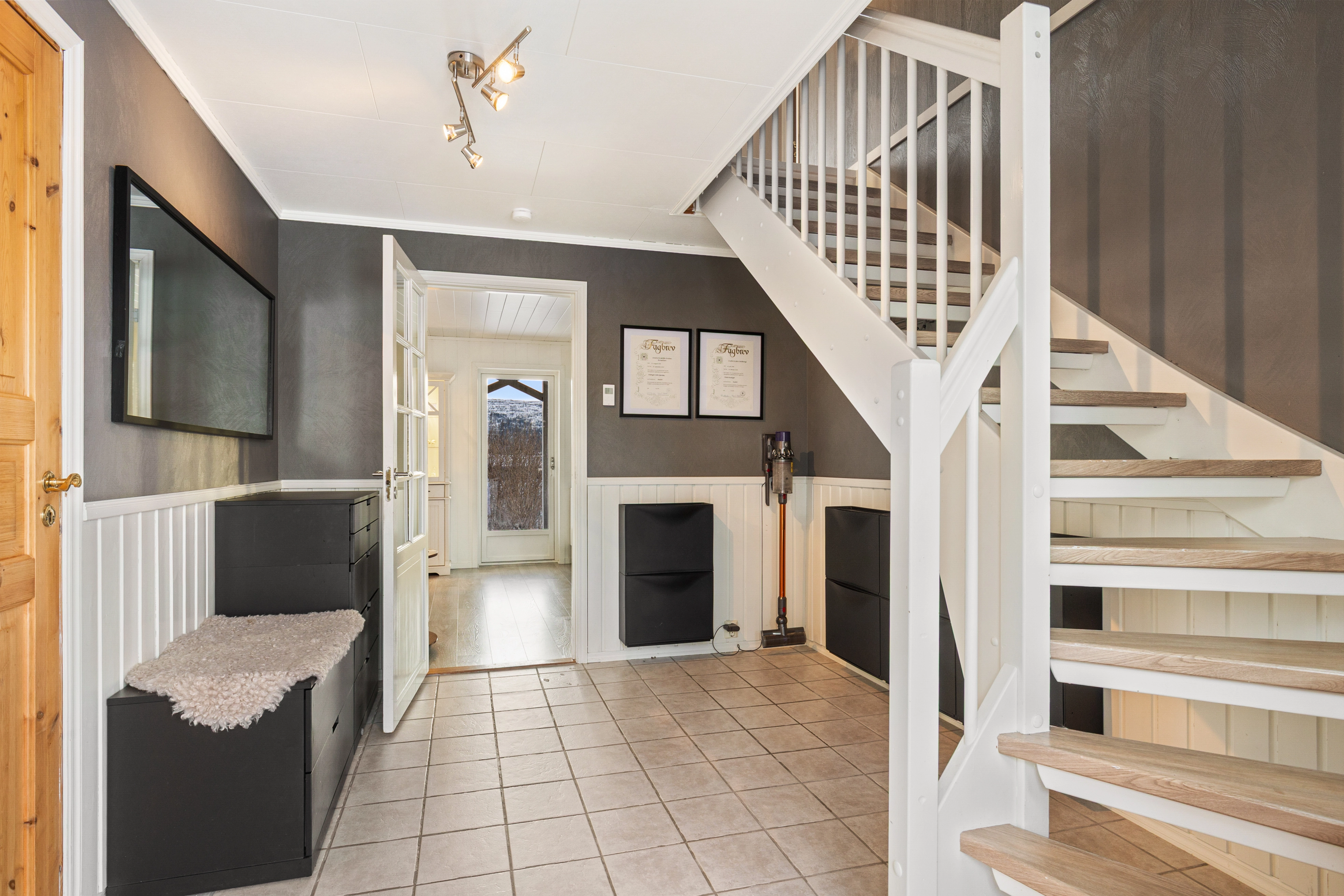 Casa familiar de 3 dormitorios con jardín y terraza en Mo i Rana - Image 4