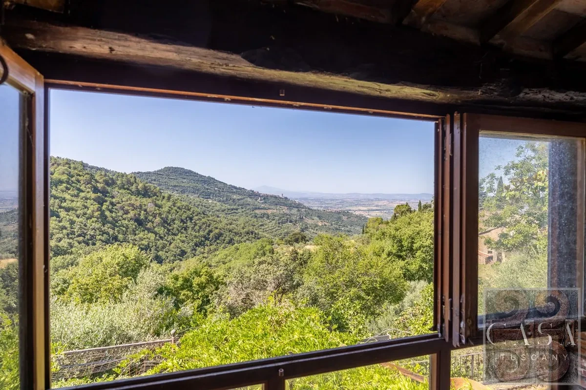 Tuscan Farmhouse with Expansive Gardens and Pool near Cortona - View image 11 of 30