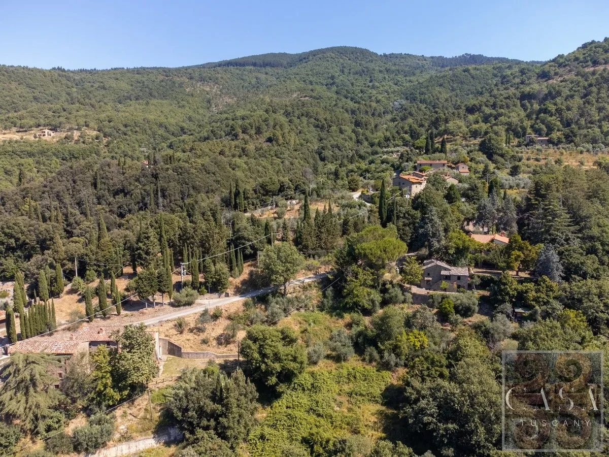 Tuscan Farmhouse with Expansive Gardens and Pool near Cortona - View image 24 of 30