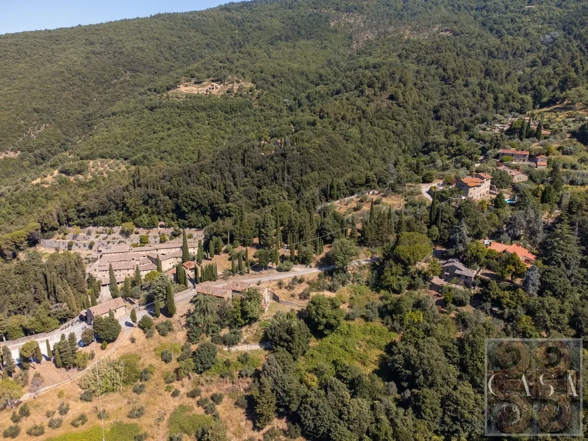Tuscan Farmhouse with Expansive Gardens and Pool near Cortona - View image 25 of 30
