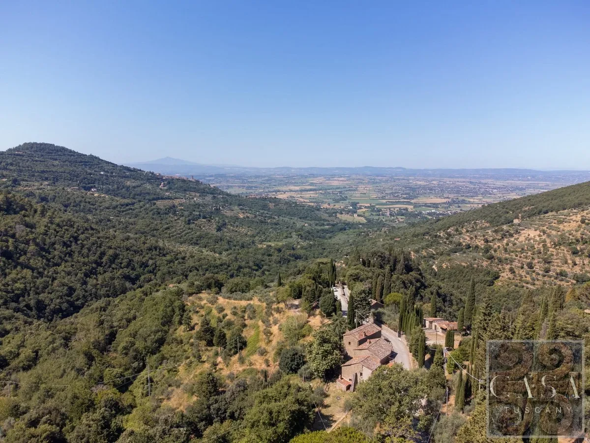Tuscan Farmhouse with Expansive Gardens and Pool near Cortona - View image 26 of 30