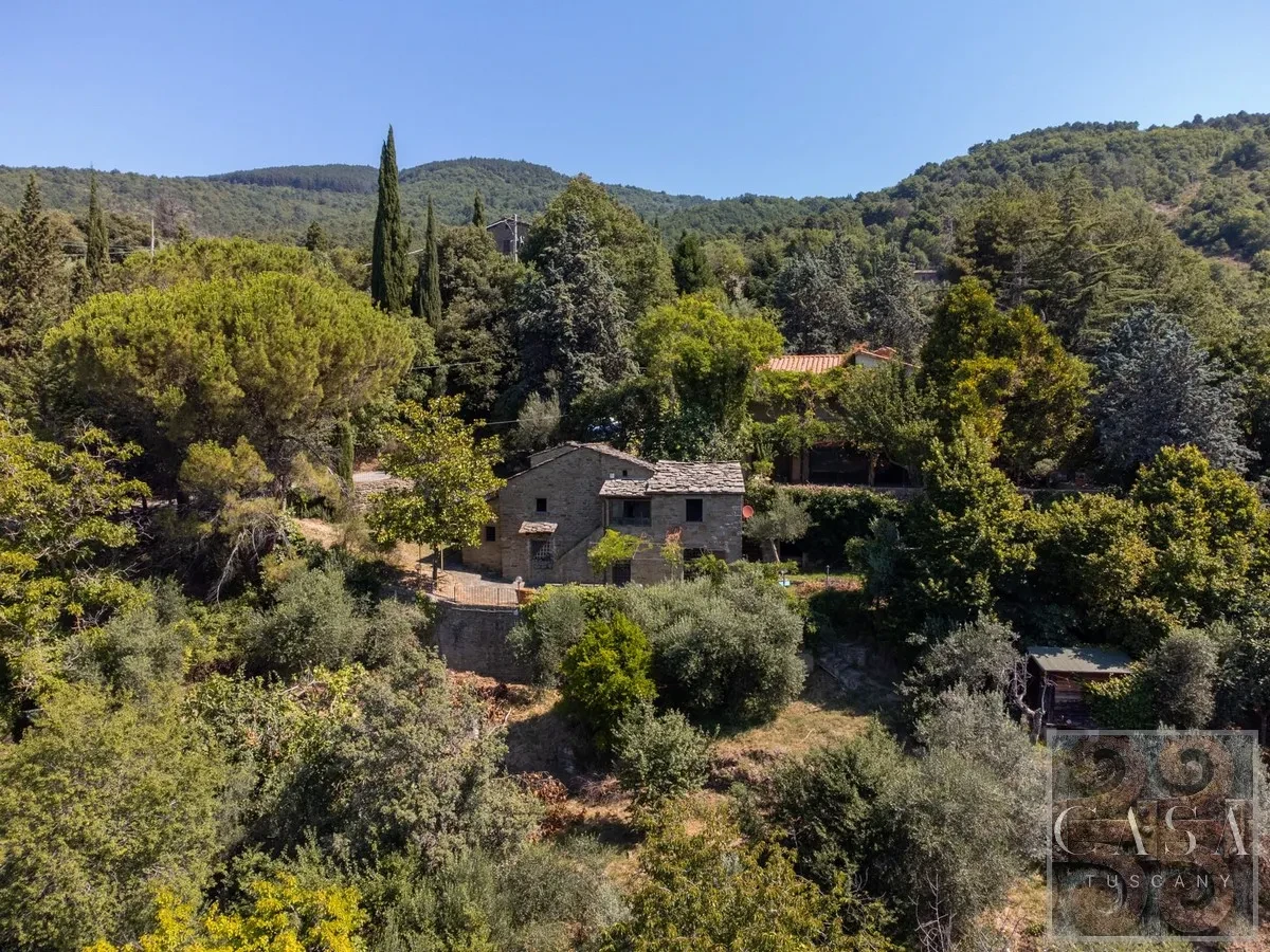 Tuscan Farmhouse with Expansive Gardens and Pool near Cortona - View image 28 of 30