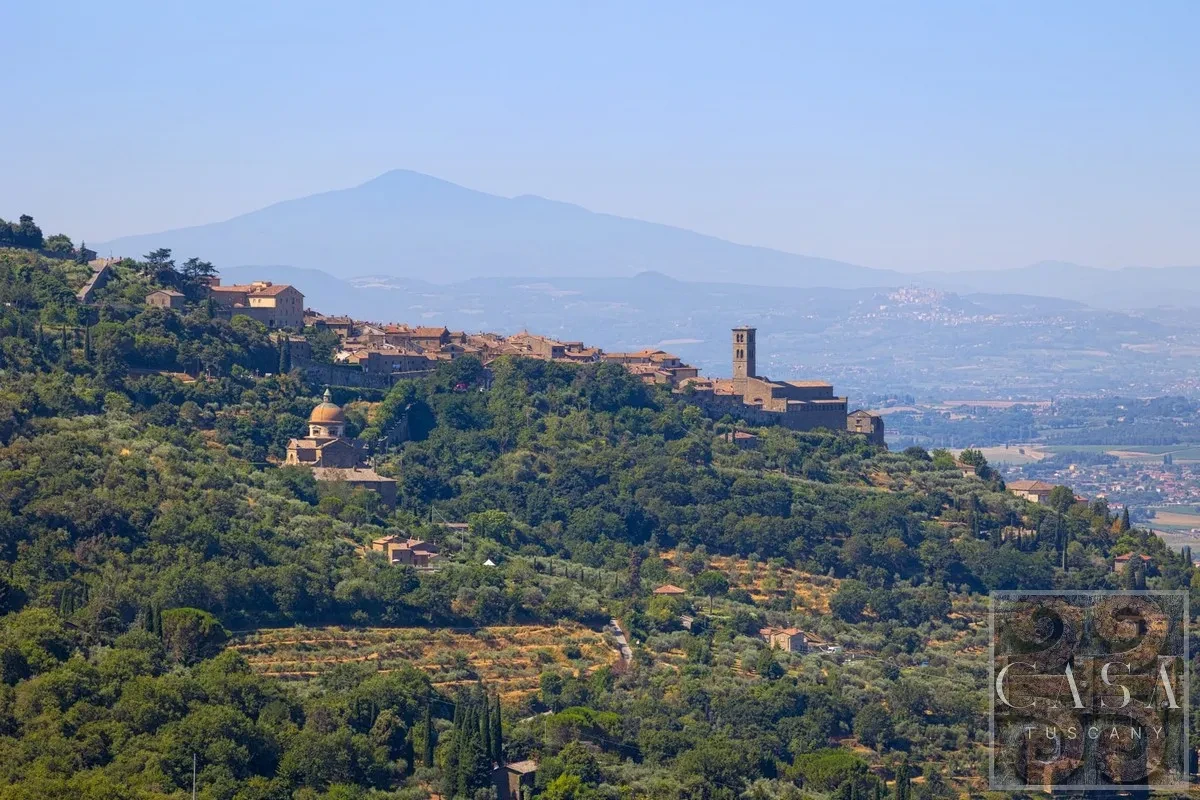 Tuscan Farmhouse with Expansive Gardens and Pool near Cortona - View image 29 of 30