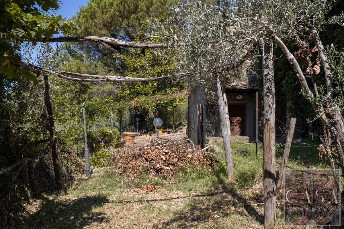 Tuscan Farmhouse with Expansive Gardens and Pool near Cortona - View image 30 of 30