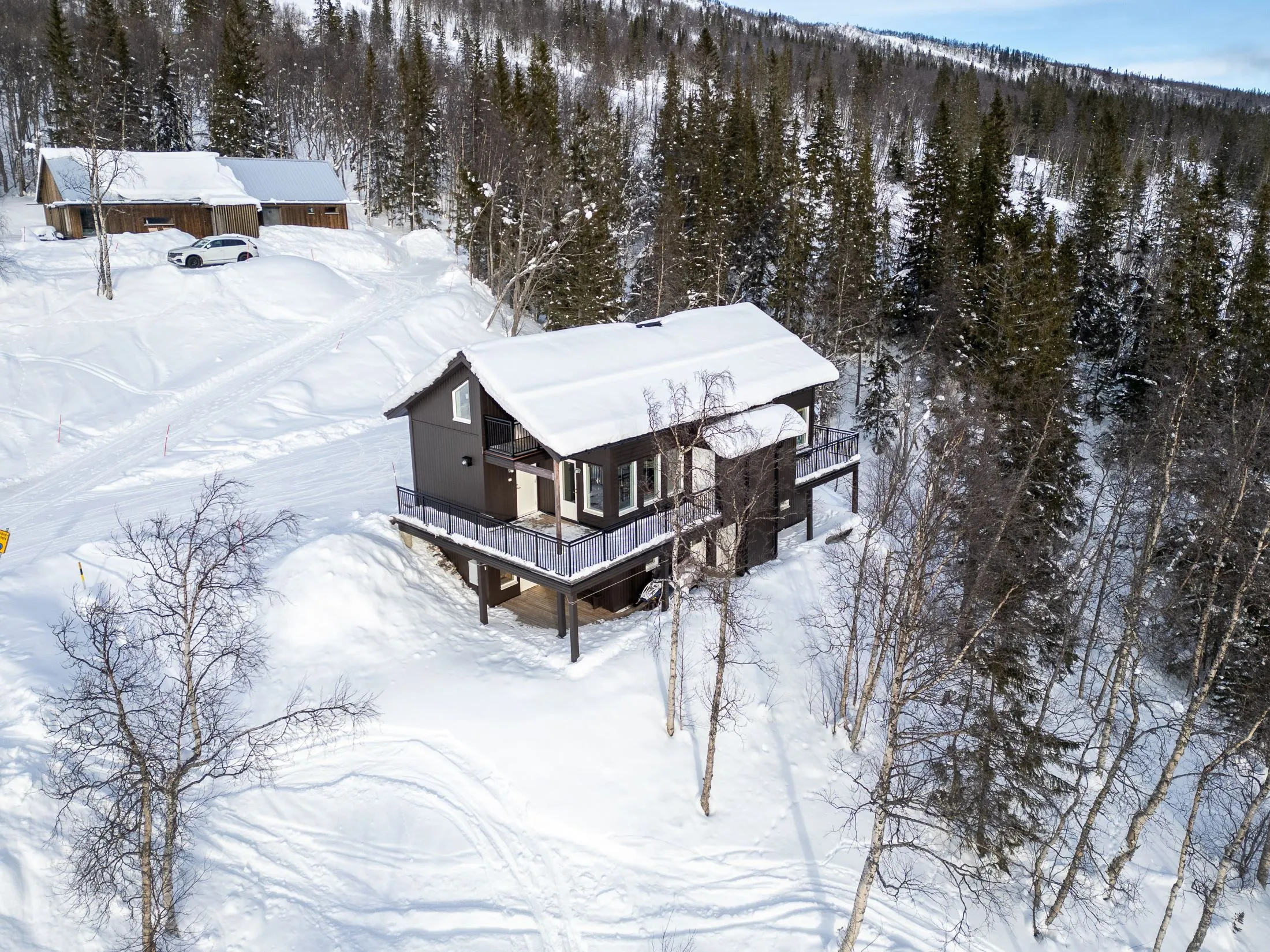 10-Bedroom Dual Living House in Kittelfjäll with Balcony and Parking - Image 1