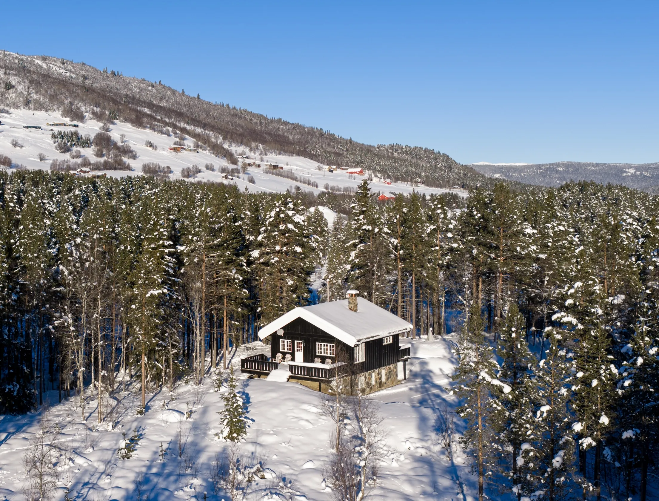 1940s Norwegian Cabin with Expansive Grounds in Geilo, Ideal for Skiing Enthusiasts - Image 1