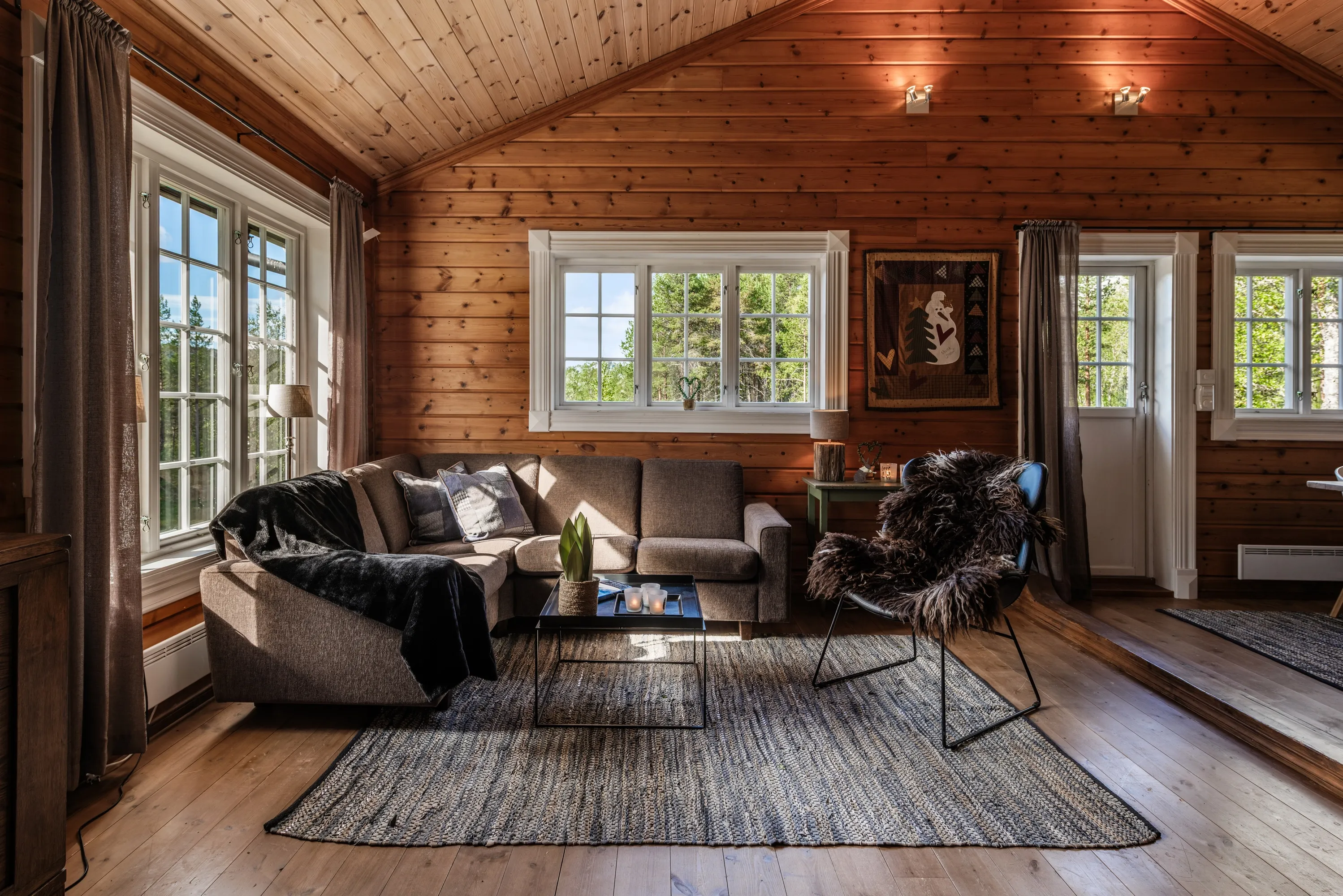 1940s Norwegian Cabin with Expansive Grounds in Geilo, Ideal for Skiing Enthusiasts - Image 3