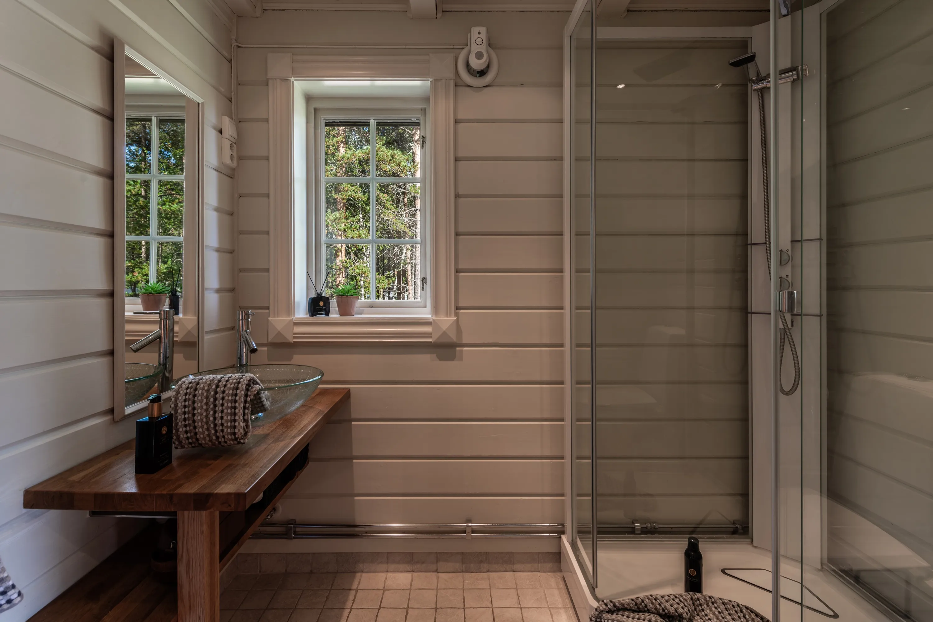 1940s Norwegian Cabin with Expansive Grounds in Geilo, Ideal for Skiing Enthusiasts - View image 12 of 15