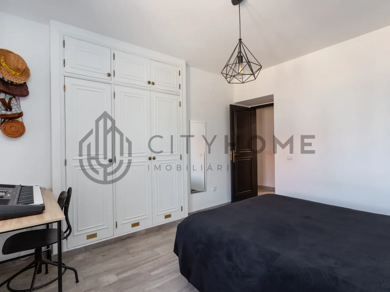 Spacious 5-Bedroom House with Garden and Terrace in Paderne, Albufeira - View image 14 of 34