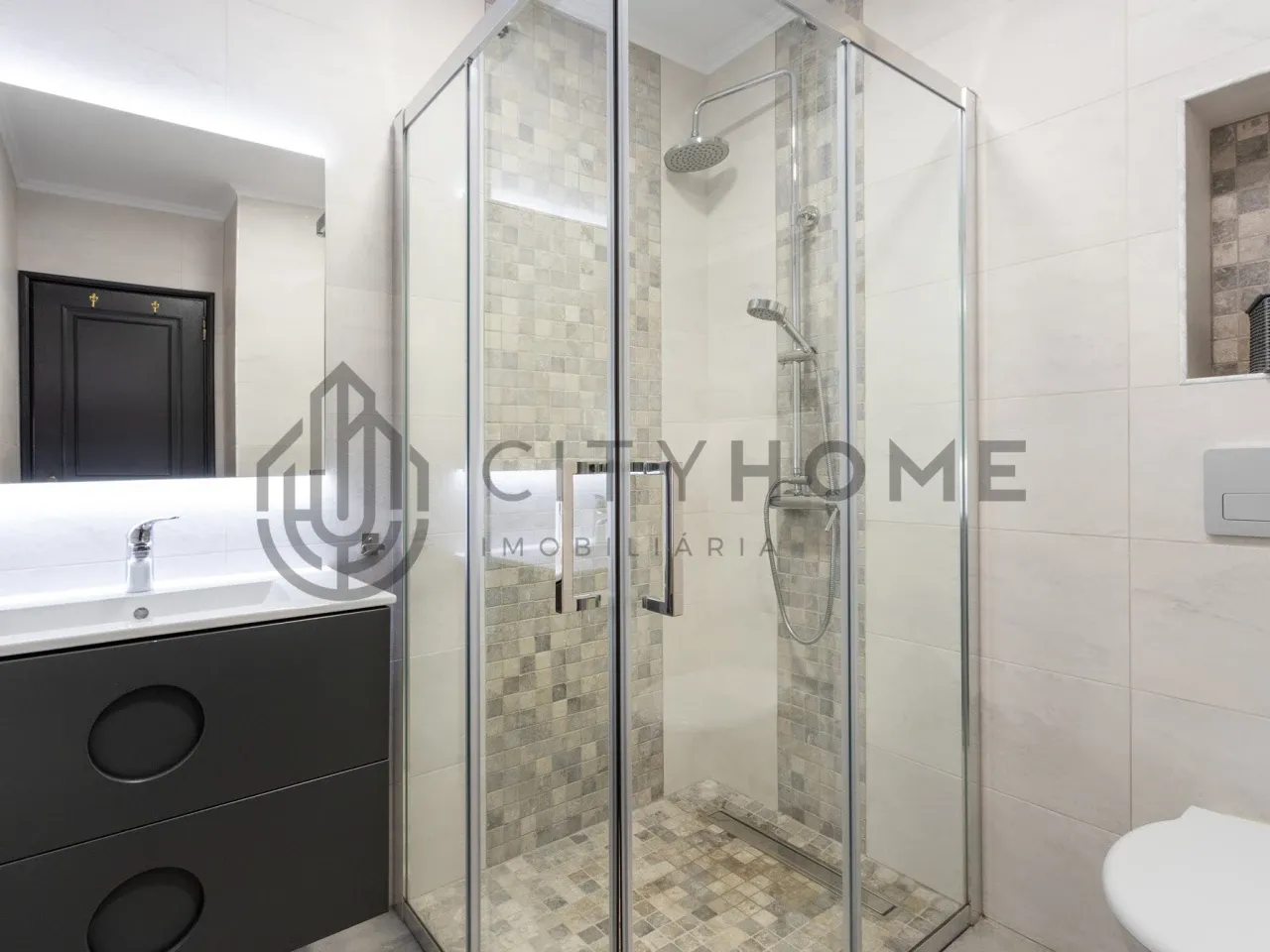 Spacious 5-Bedroom House with Garden and Terrace in Paderne, Albufeira - View image 19 of 34