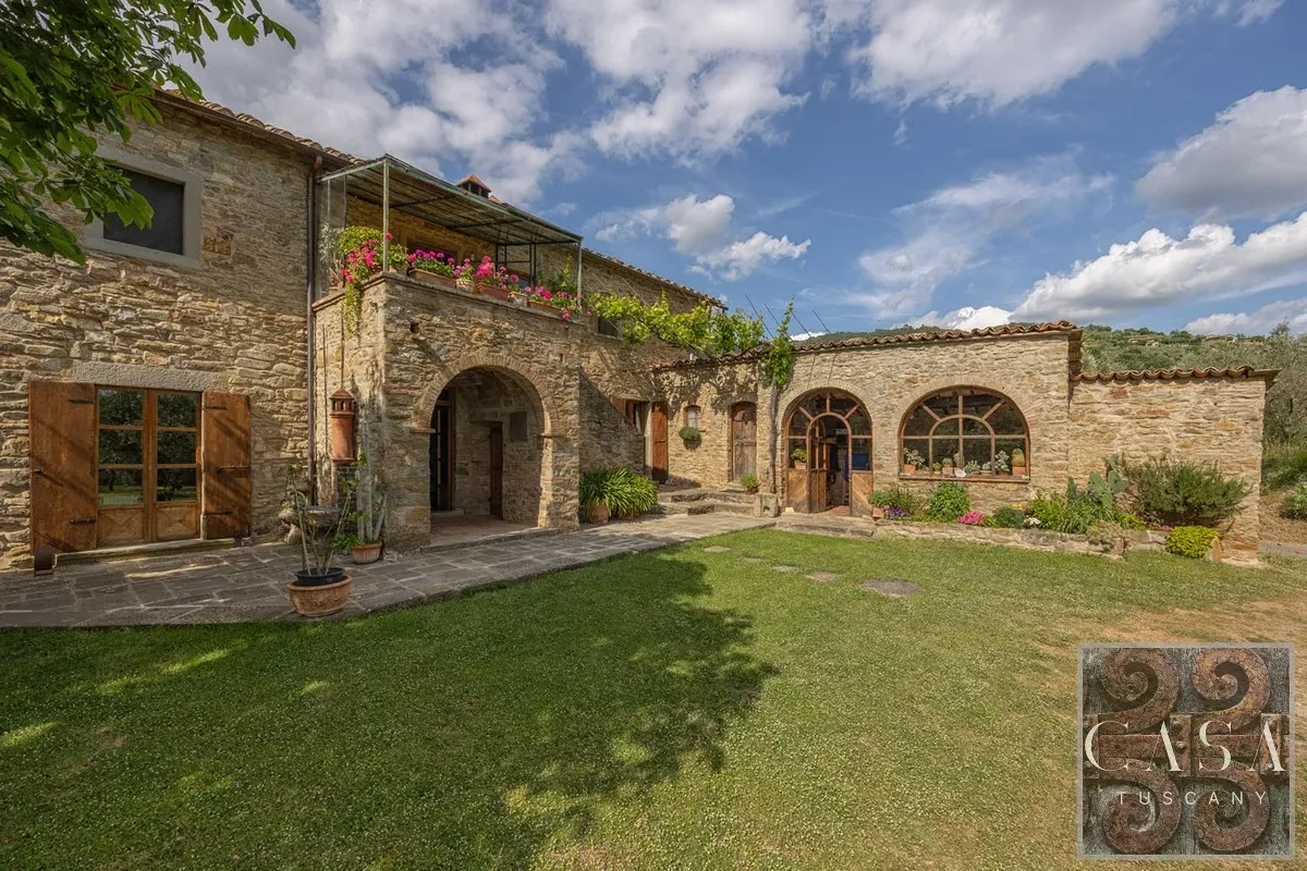 Tuscan Farmhouse with Pool and Olive Grove Near Cortona - Image 1