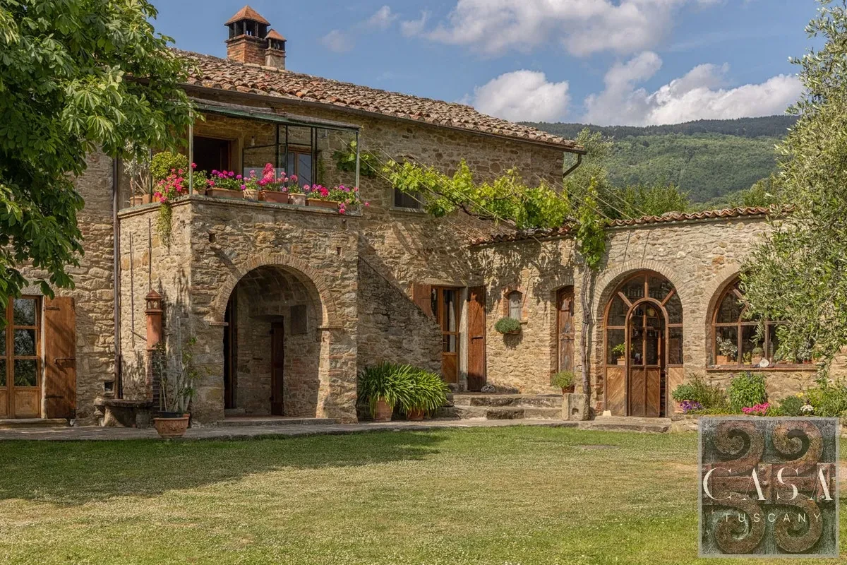 Tuscan Farmhouse with Pool and Olive Grove Near Cortona - Image 2