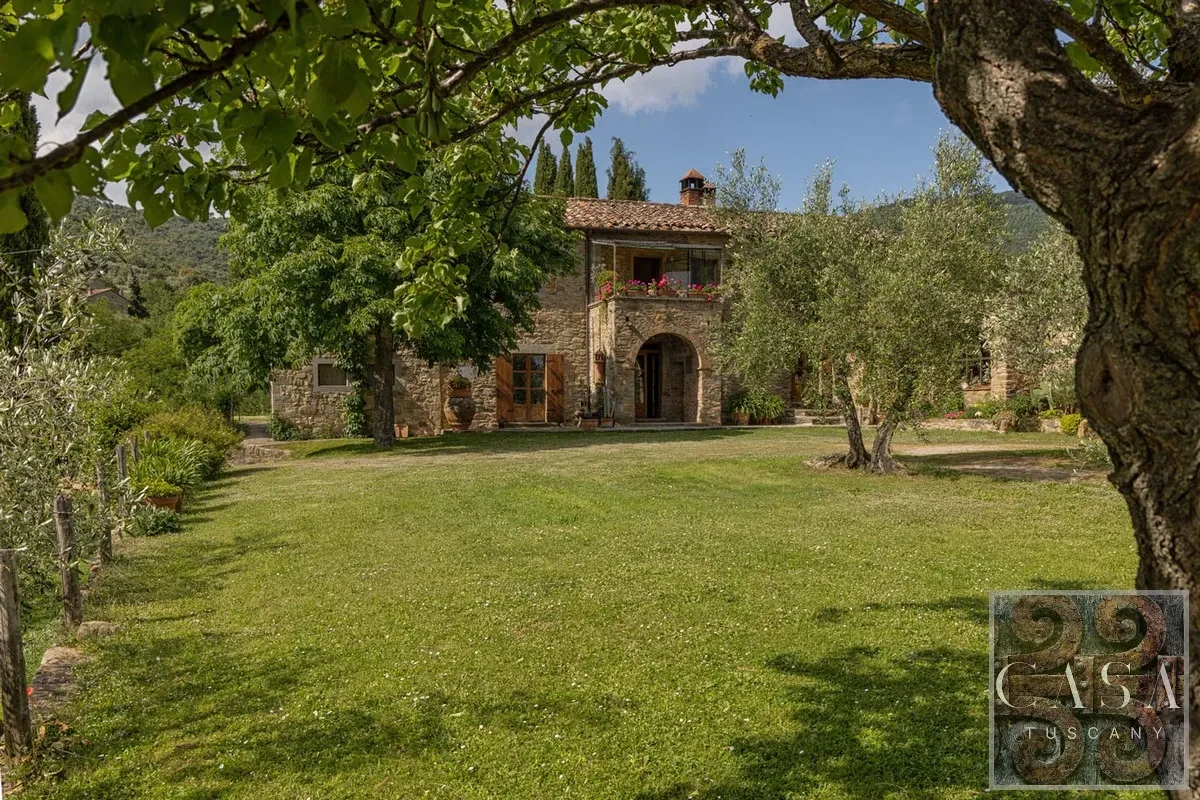 Tuscan Farmhouse with Pool and Olive Grove Near Cortona - View image 6 of 26
