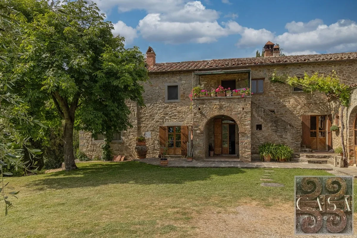 Tuscan Farmhouse with Pool and Olive Grove Near Cortona - View image 7 of 26