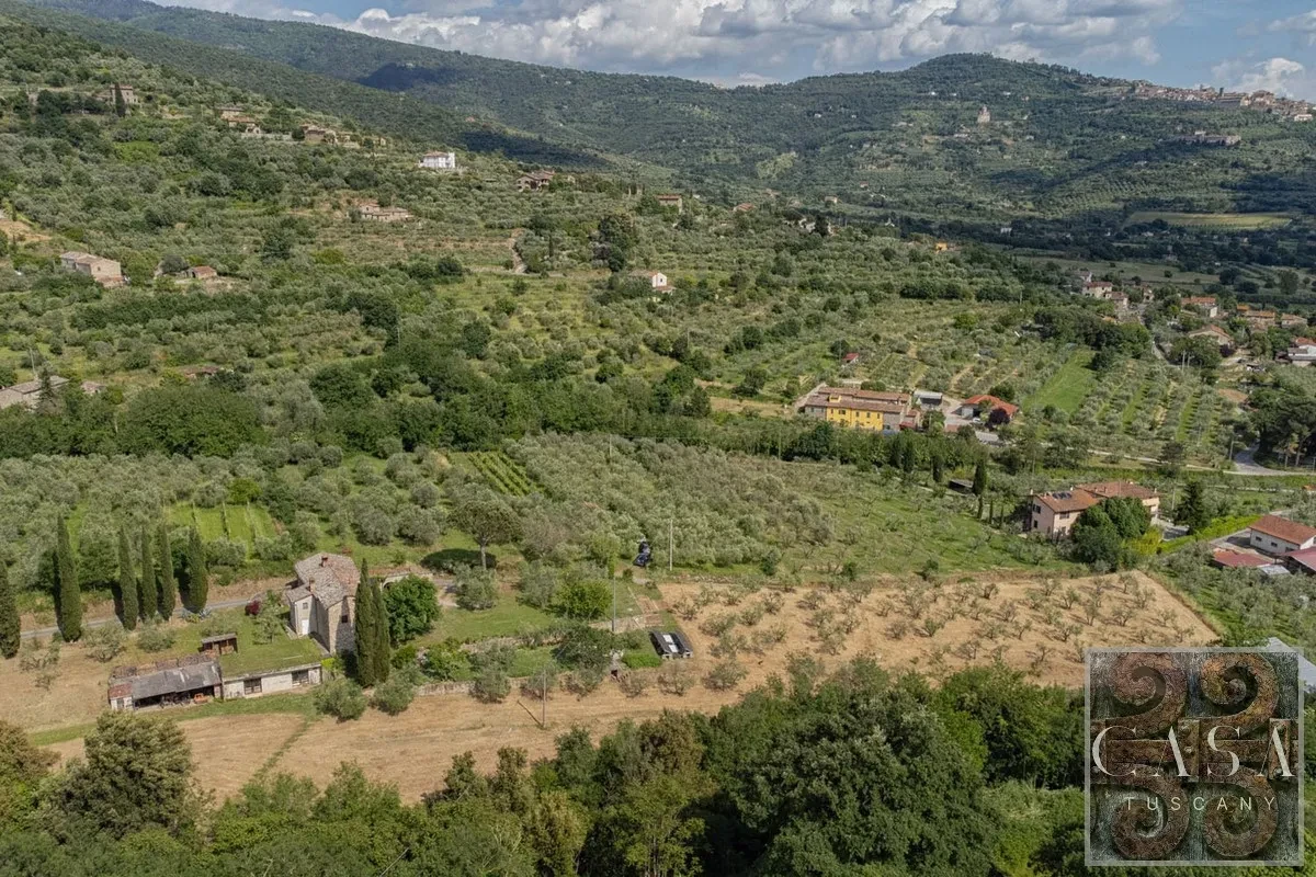 Tuscan Farmhouse with Pool and Olive Grove Near Cortona - View image 9 of 26