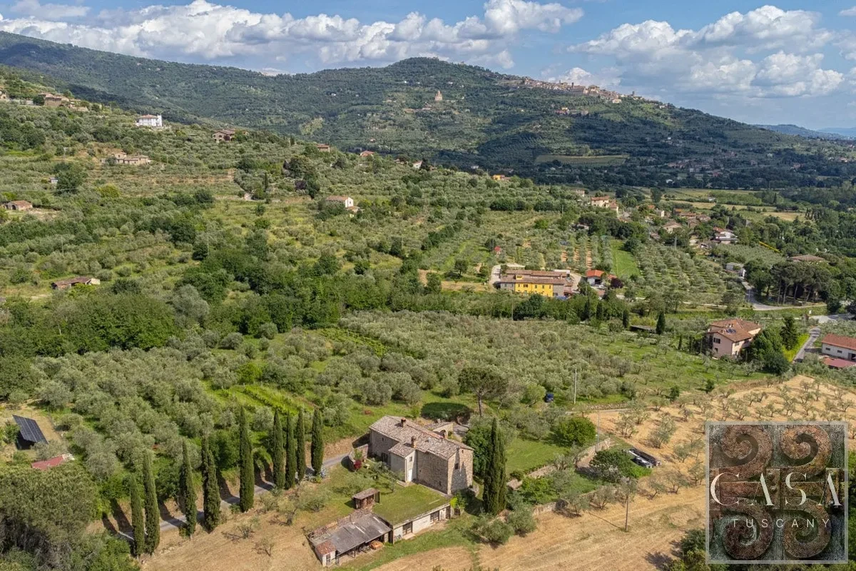 Tuscan Farmhouse with Pool and Olive Grove Near Cortona - View image 11 of 26