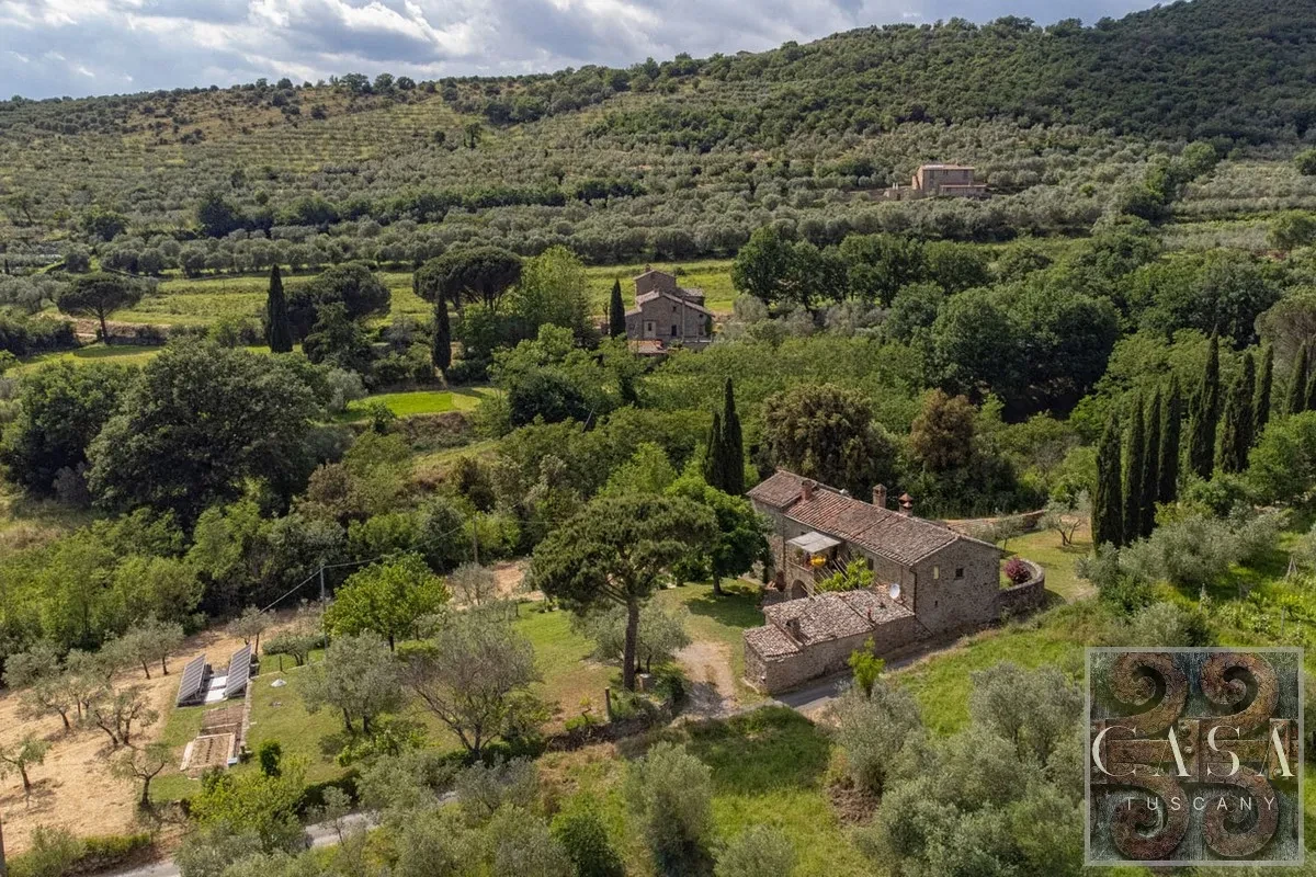 Tuscan Farmhouse with Pool and Olive Grove Near Cortona - View image 12 of 26