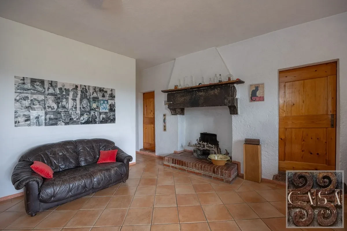 Tuscan Farmhouse with Pool and Olive Grove Near Cortona - View image 20 of 26