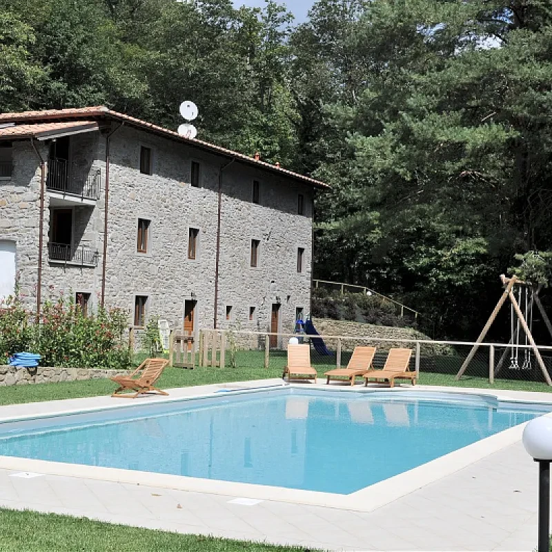 Ekspansiv bondegård med 5 soveværelser, pool og stor grund i Pescaglia i Toscana