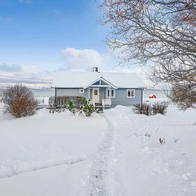 1960s Cabin in Svensby: Expansive Grounds and Outdoor Living
