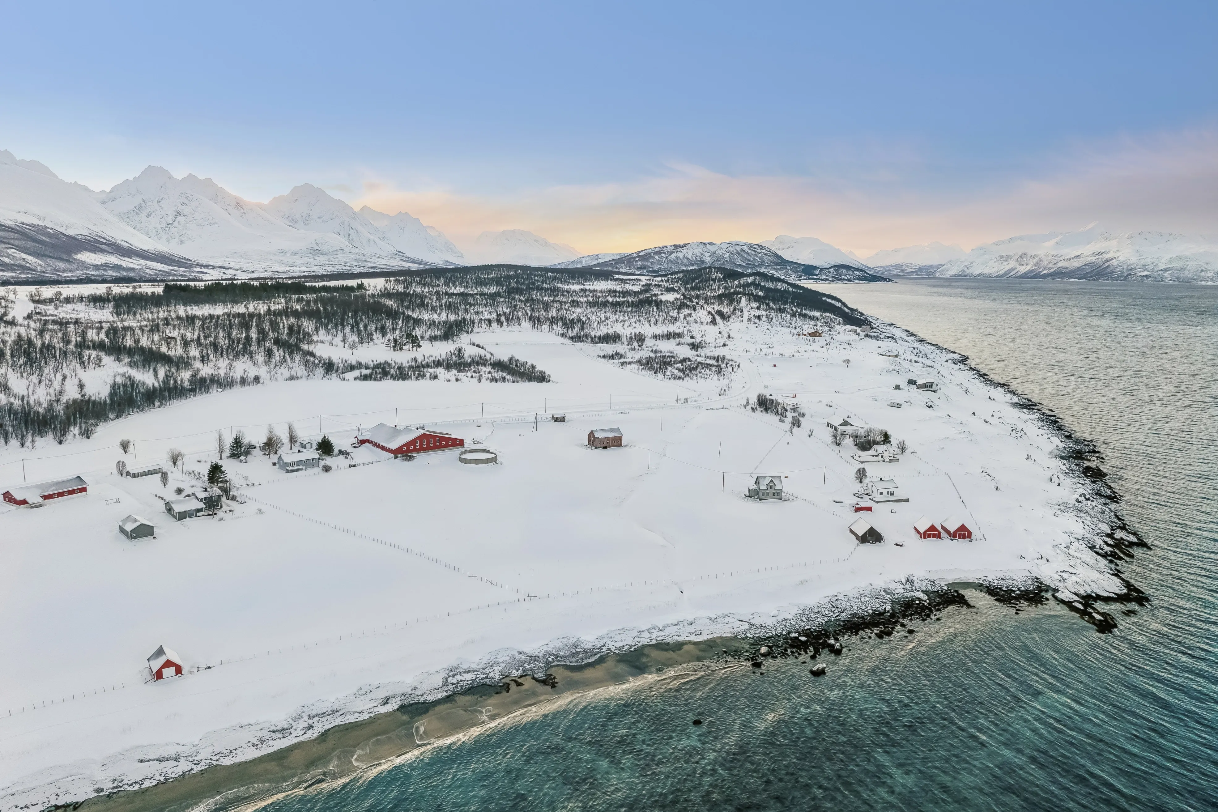 1960s Cabin in Svensby: Expansive Grounds and Outdoor Living - Image 2