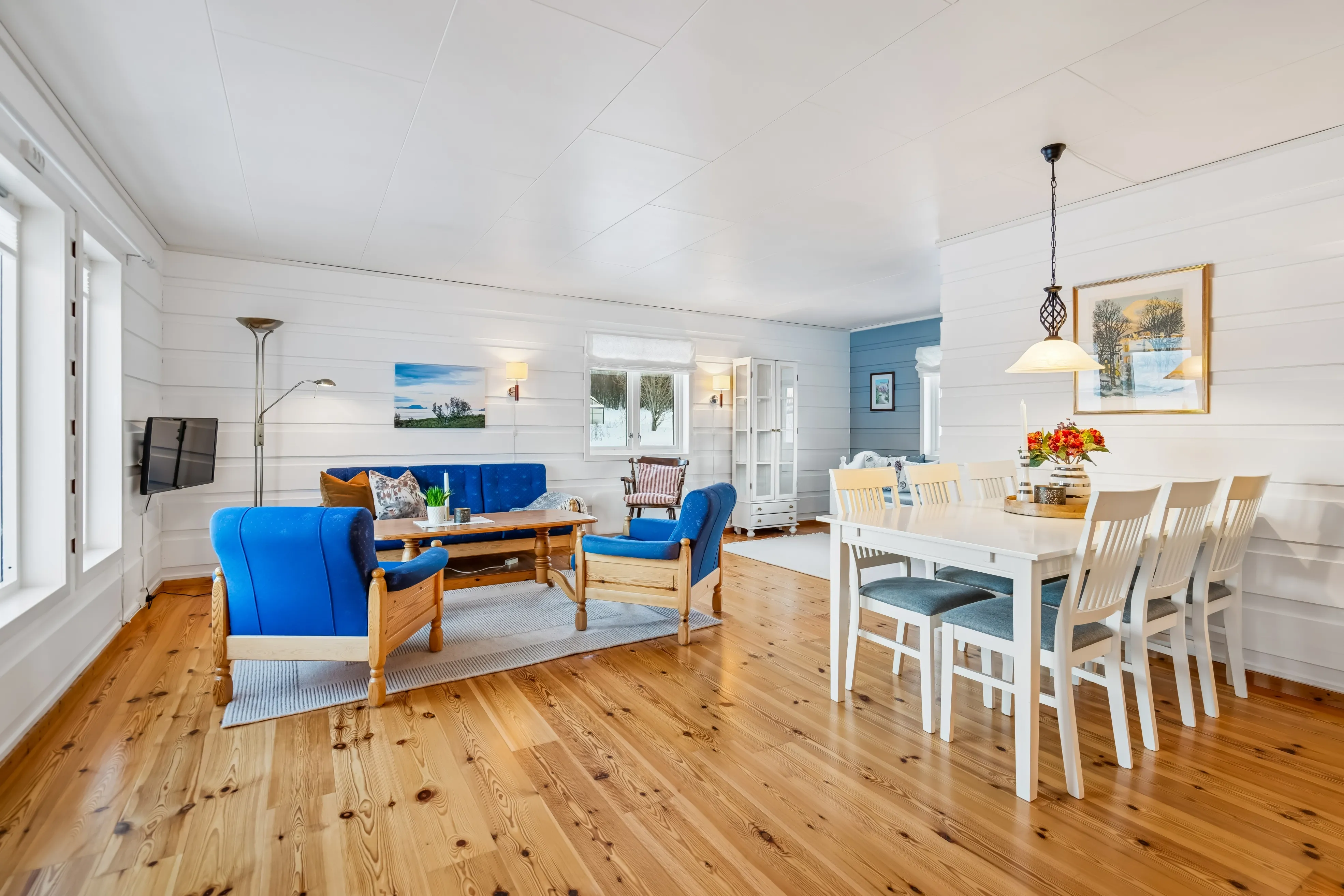 1960s Cabin in Svensby: Expansive Grounds and Outdoor Living - Image 3