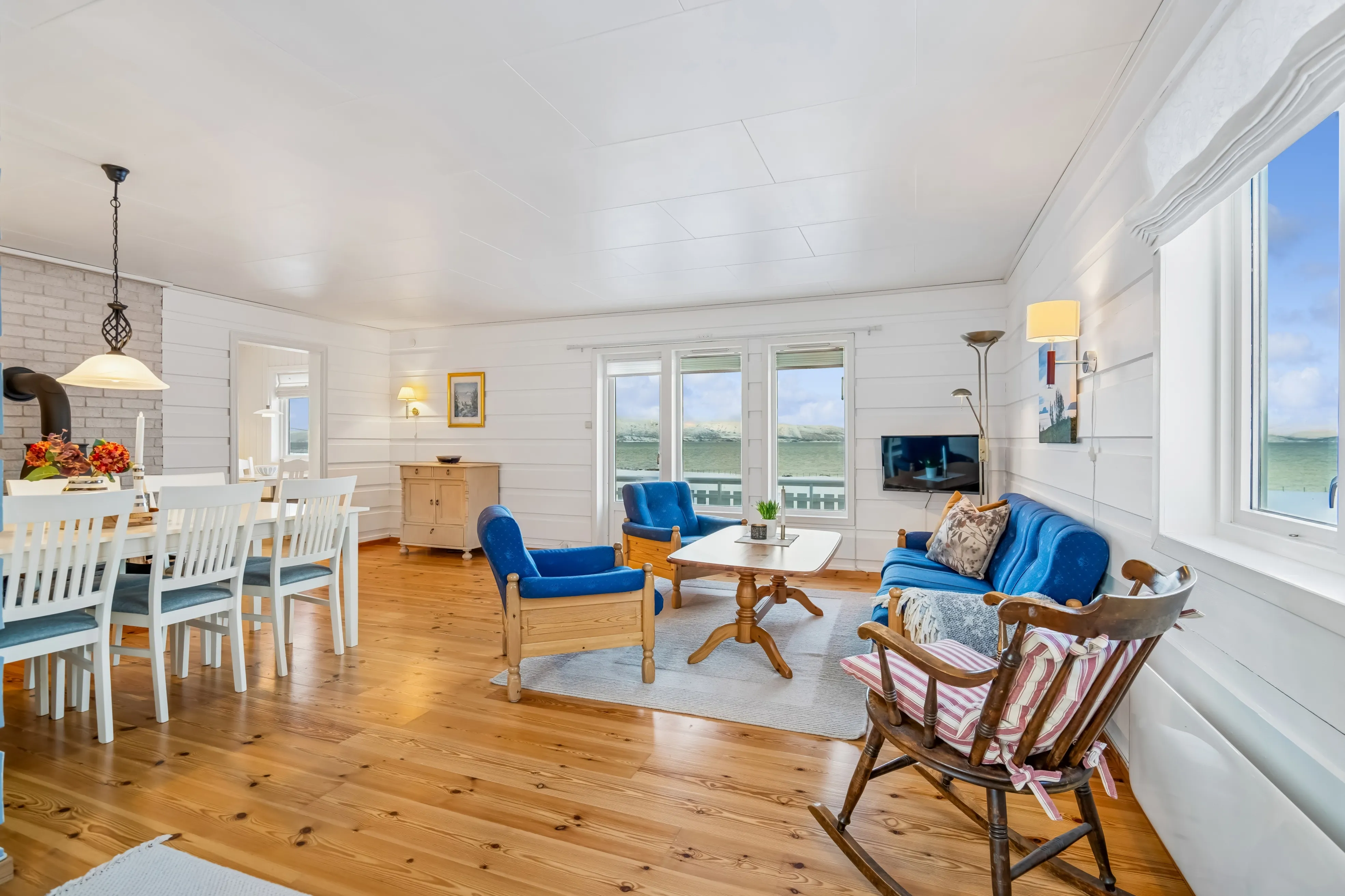 1960s Cabin in Svensby: Expansive Grounds and Outdoor Living - Image 4