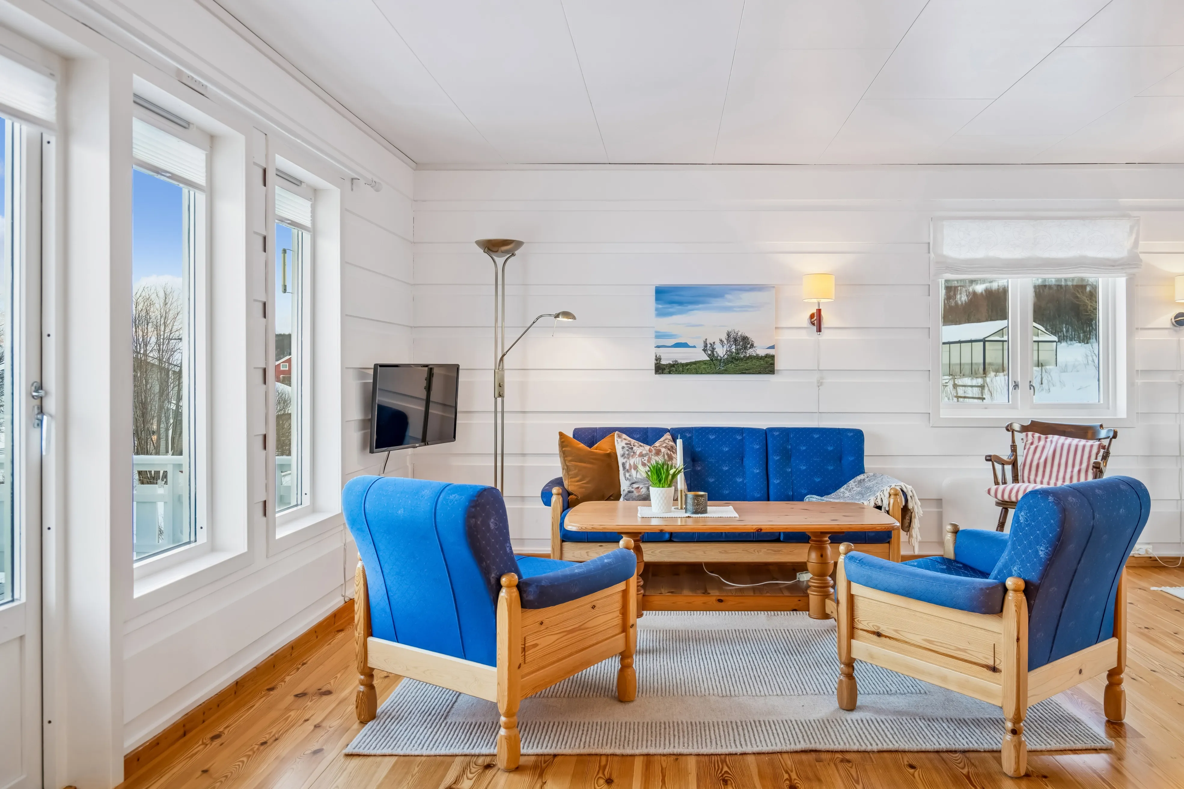 1960s Cabin in Svensby: Expansive Grounds and Outdoor Living - Image 5