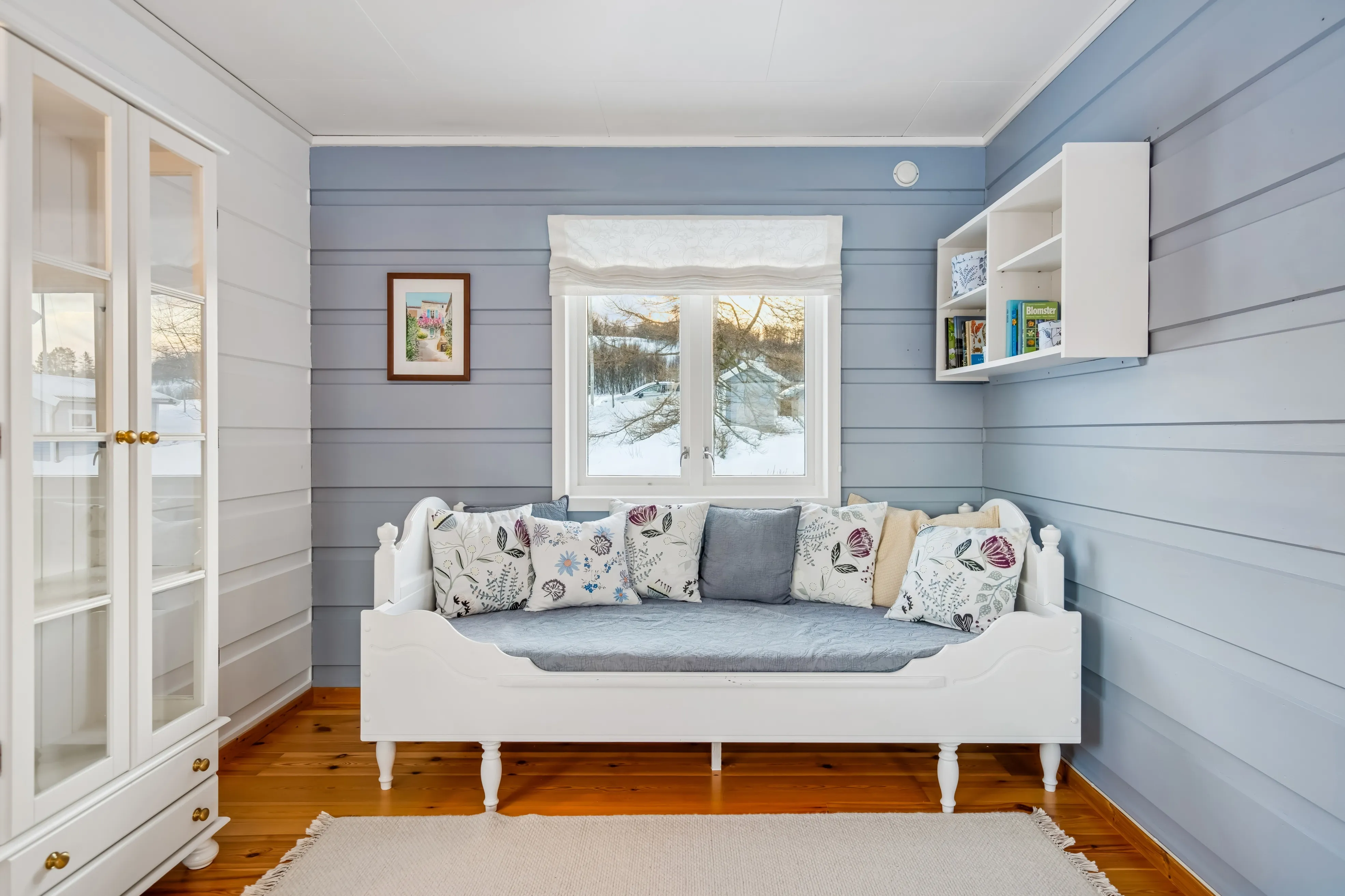 1960s Cabin in Svensby: Expansive Grounds and Outdoor Living - View image 7 of 37