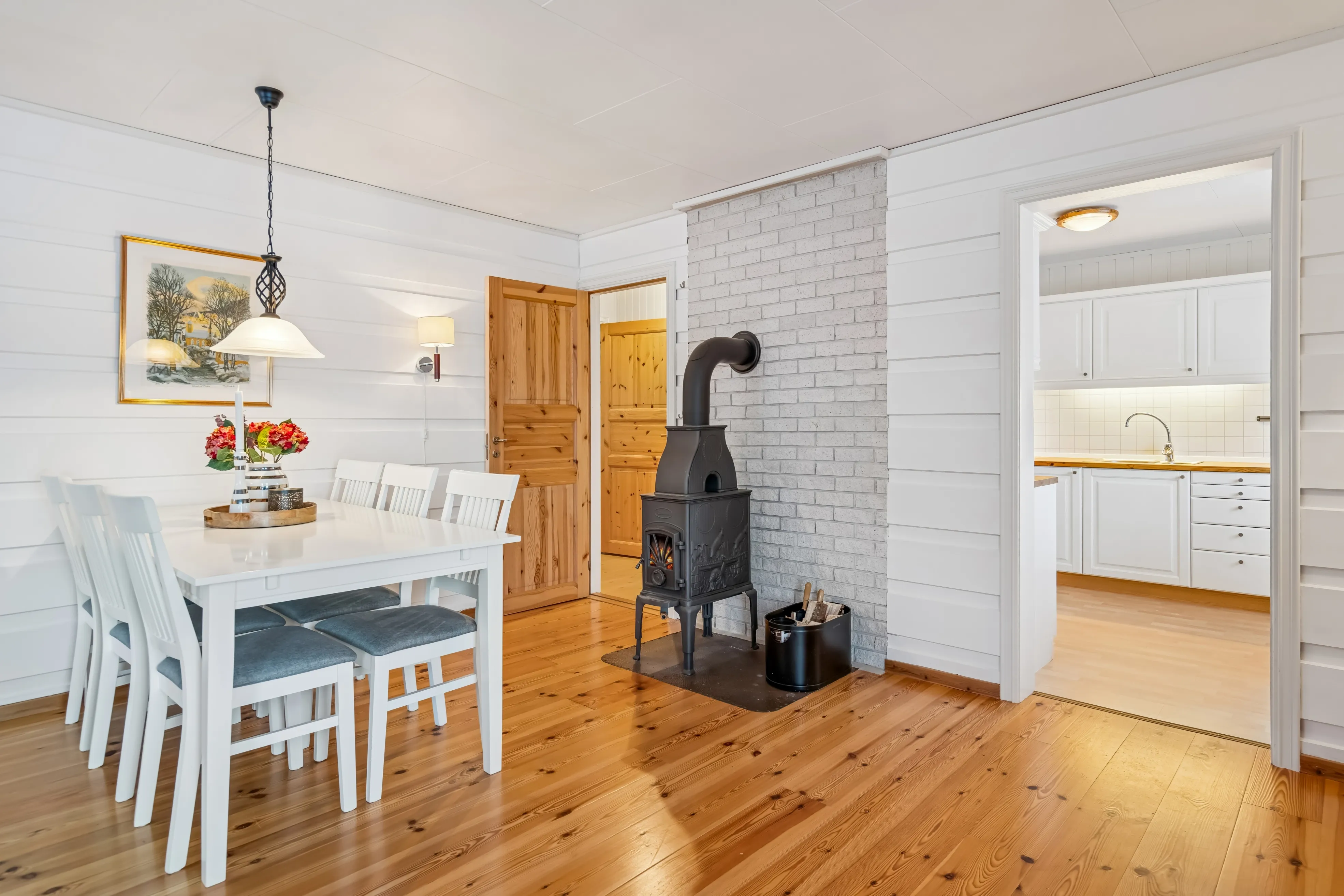 1960s Cabin in Svensby: Expansive Grounds and Outdoor Living - View image 9 of 37