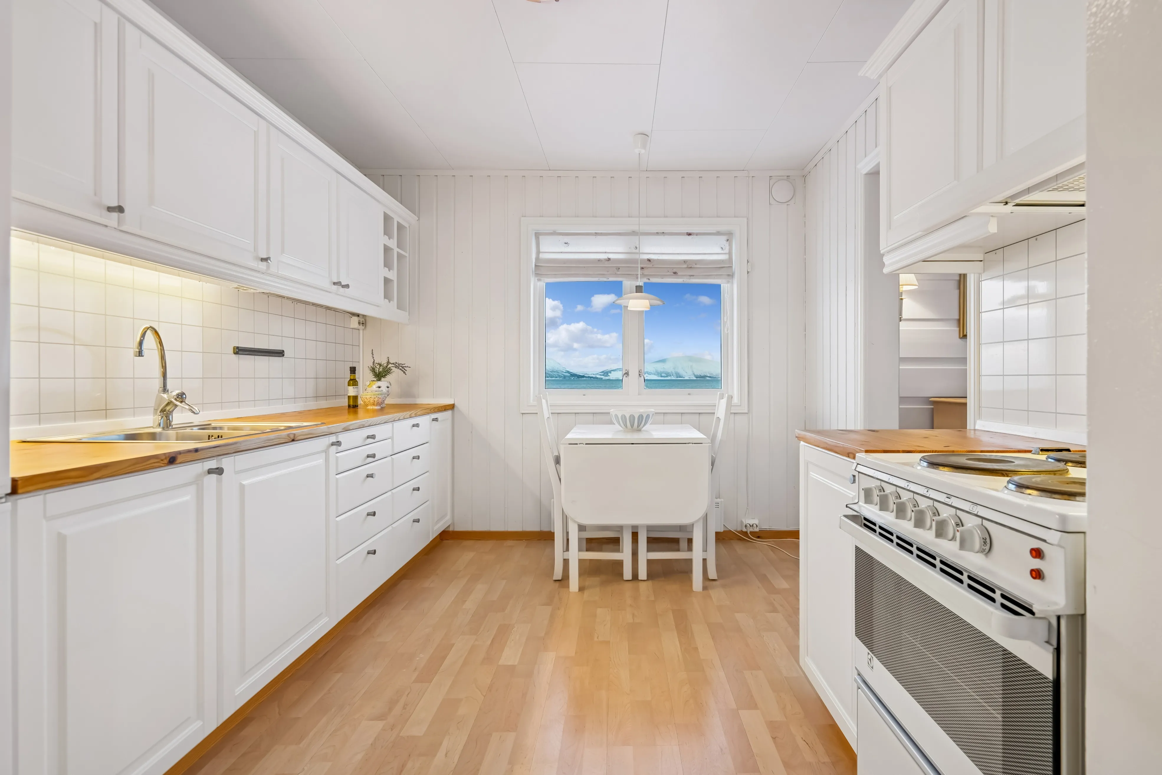 1960s Cabin in Svensby: Expansive Grounds and Outdoor Living - View image 10 of 37